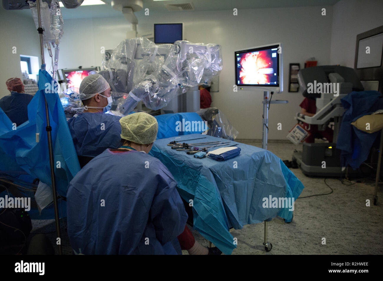 Robotic surgeon da Vinci Xi robot operating a surgical procedure of removing a bladder at University College London Hospital, London, England, UK Stock Photo