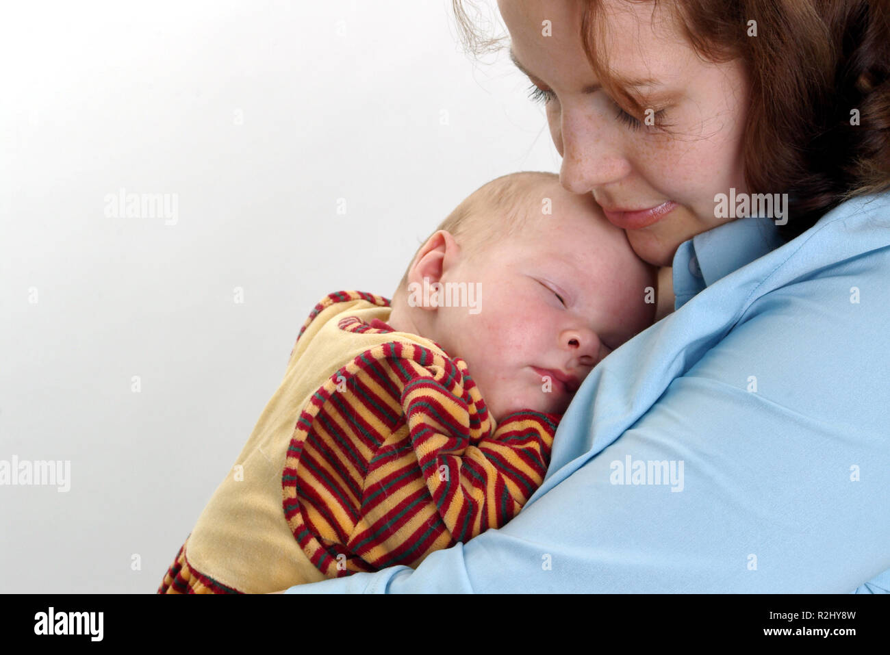 baby sleeping in mother's arms Stock Photo Alamy