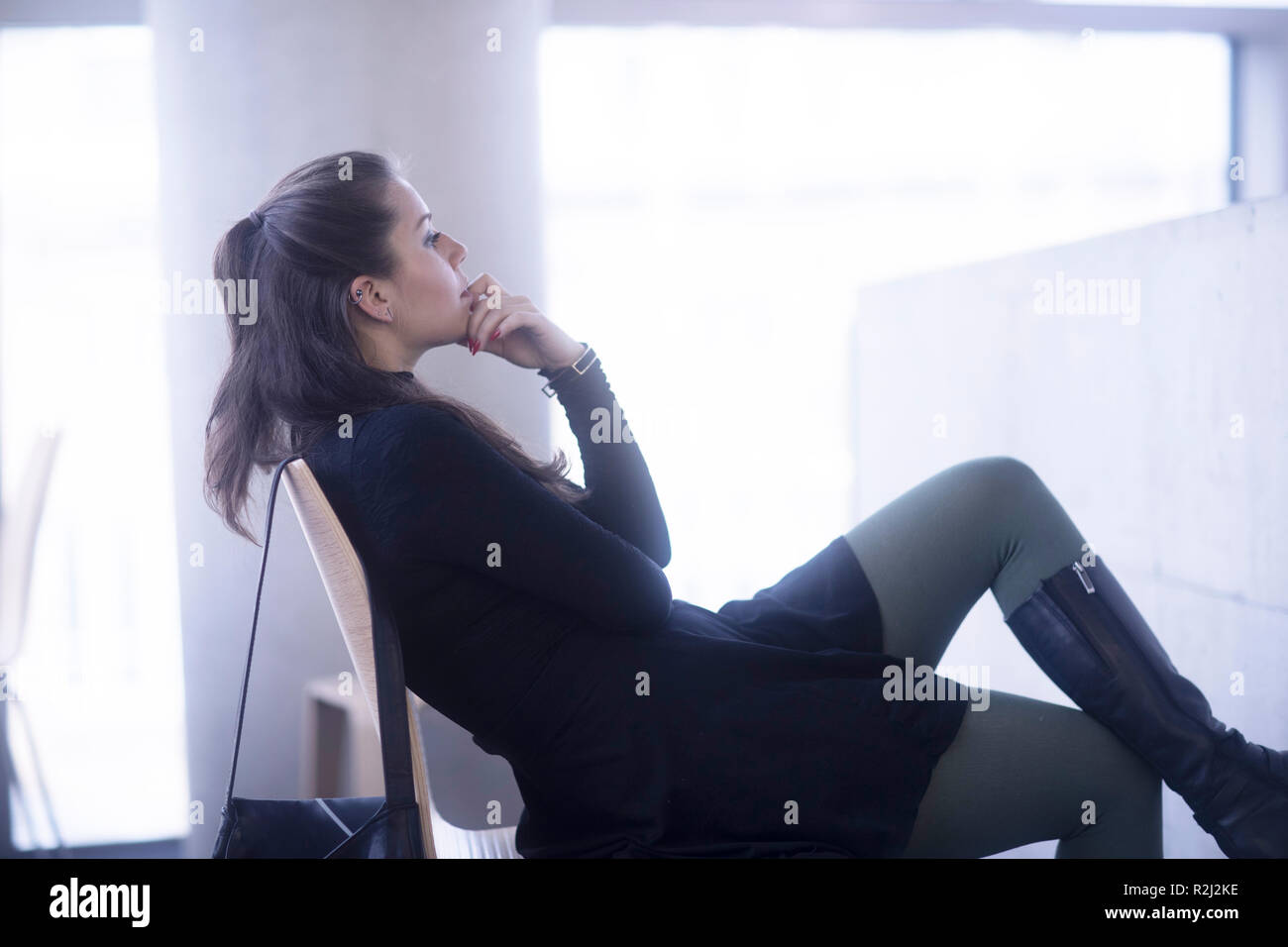 Woman legs crossed chair hi-res stock photography and images - Alamy