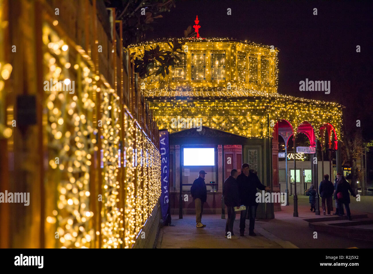 DEU, Deutschland, Stuttgart, 15.11.2018, Wilhelma Stuttgart Christmasworld Beleuchtungskonzept beleuchteter Eingangs-Pavillon [© 2018 Christoph Herman Stock Photo