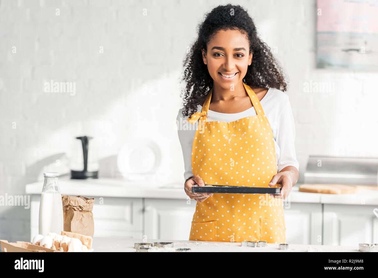 Girl in apron cooking baking hi-res stock photography and images - Alamy