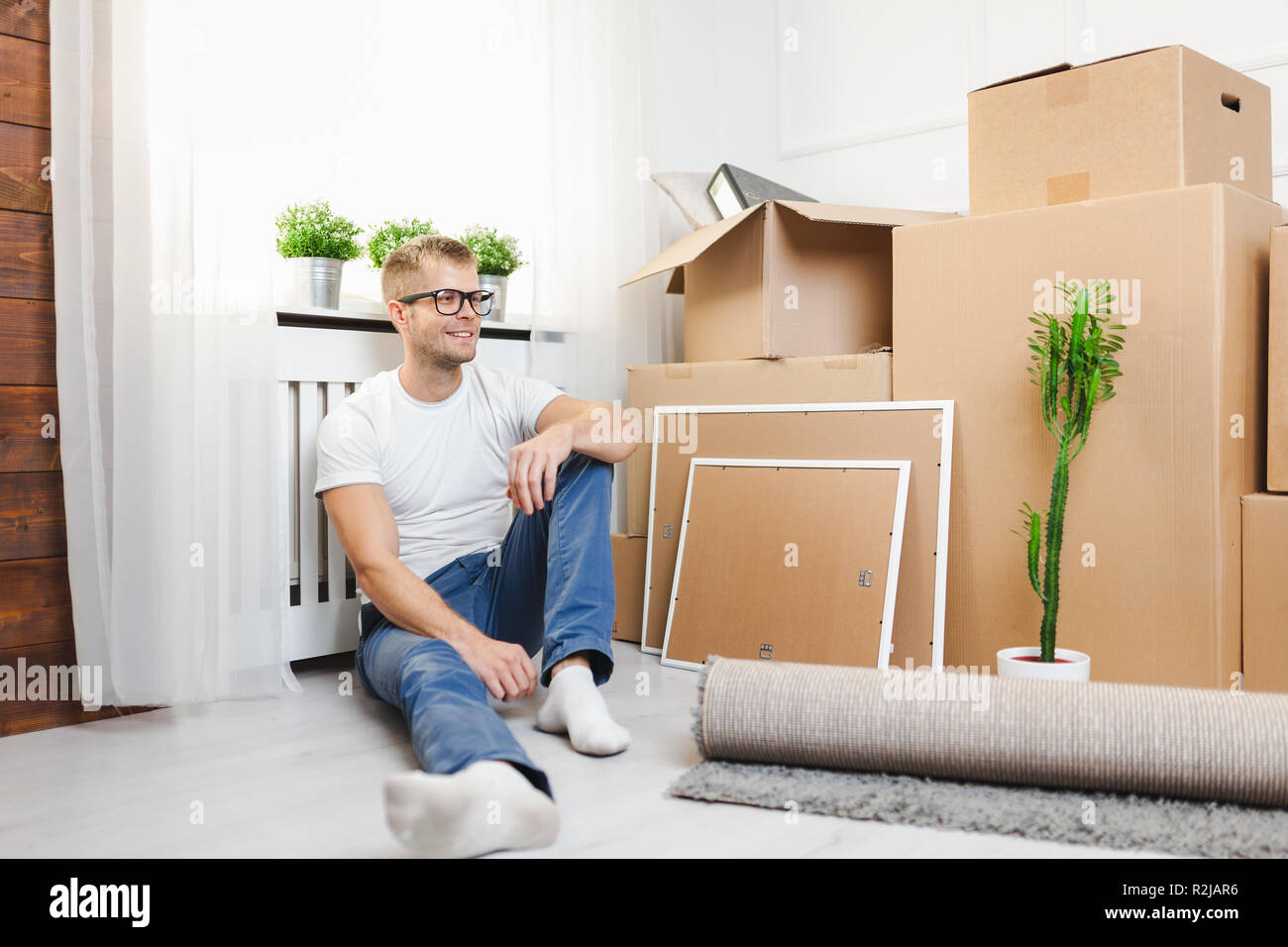 Young people moving house hi-res stock photography and images - Alamy