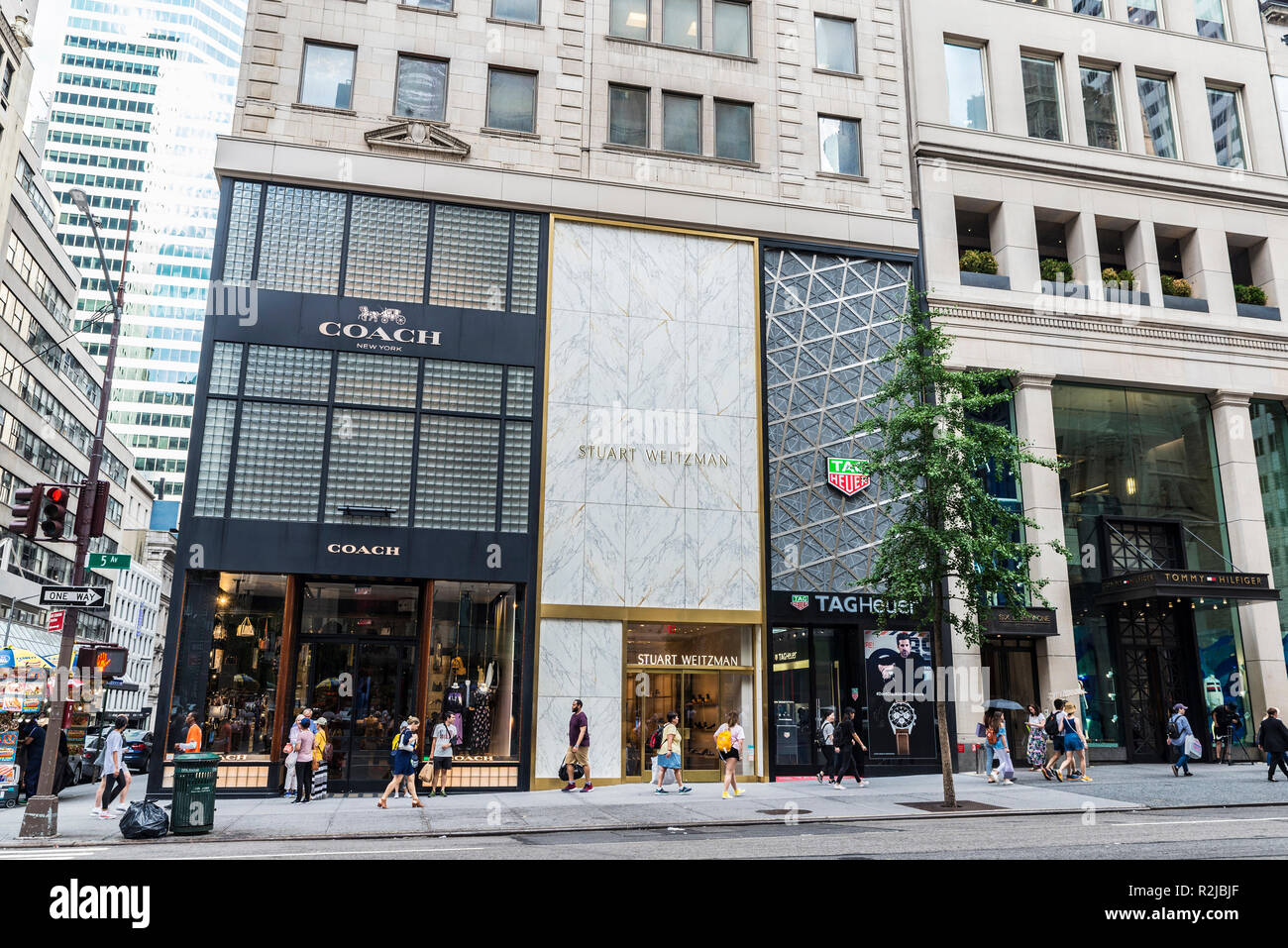5th avenue shopping district hi-res stock photography and images - Alamy