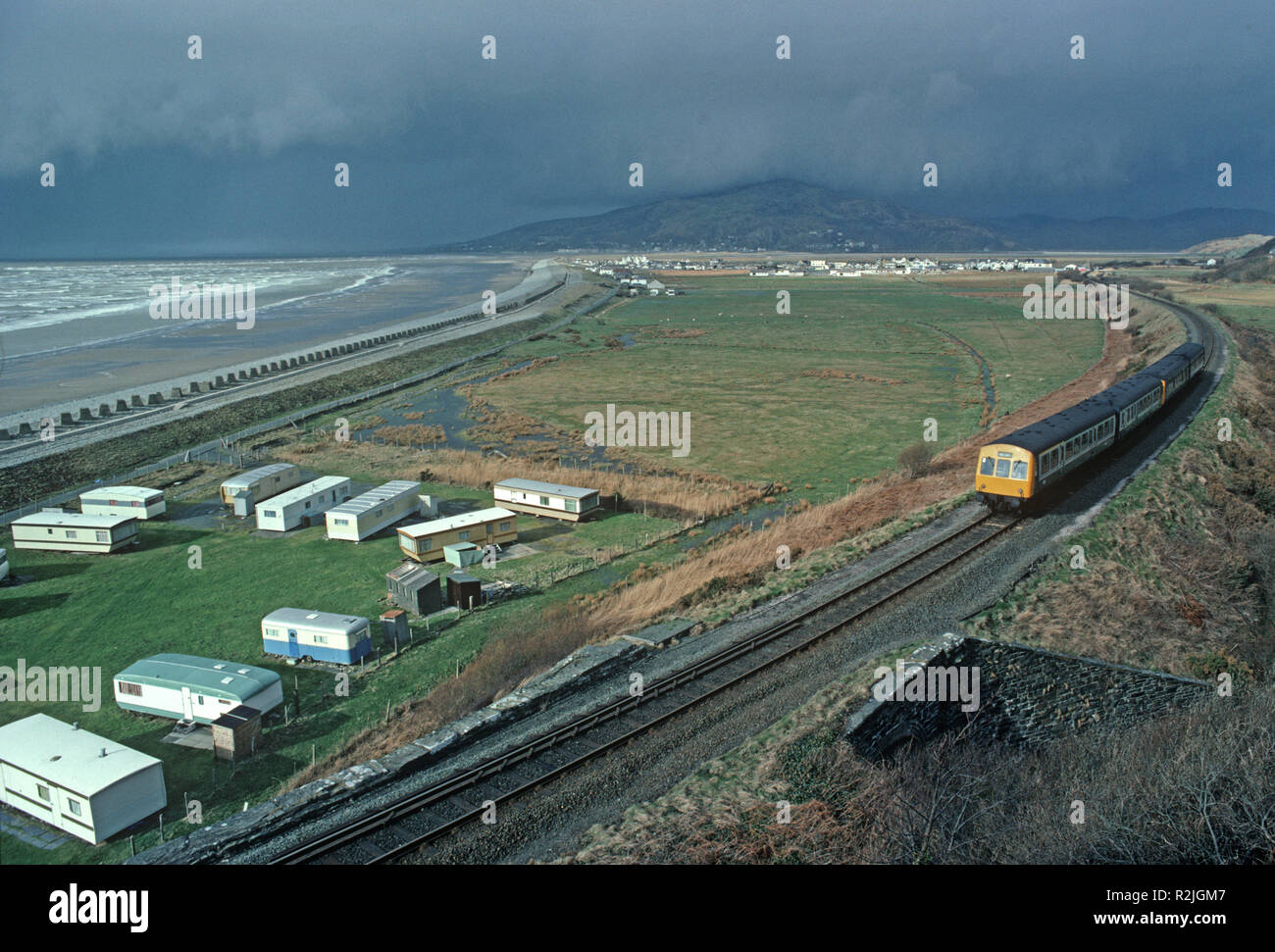 British Rail Diesel Multiple Unit, DMU train on the Dovey Junction to Pwllheli Cambrian Coast railway line, Morfa Harlech National Nature Reserve, Gwynedd, Great Britain Stock Photo