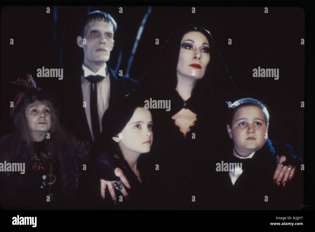 The Addams Family Year : 1991  USA Director : Barry Sonnenfeld Judith Malina, Christina Ricci, Anjelica Huston, Jimmy Workman, Carel Struycken Stock Photo