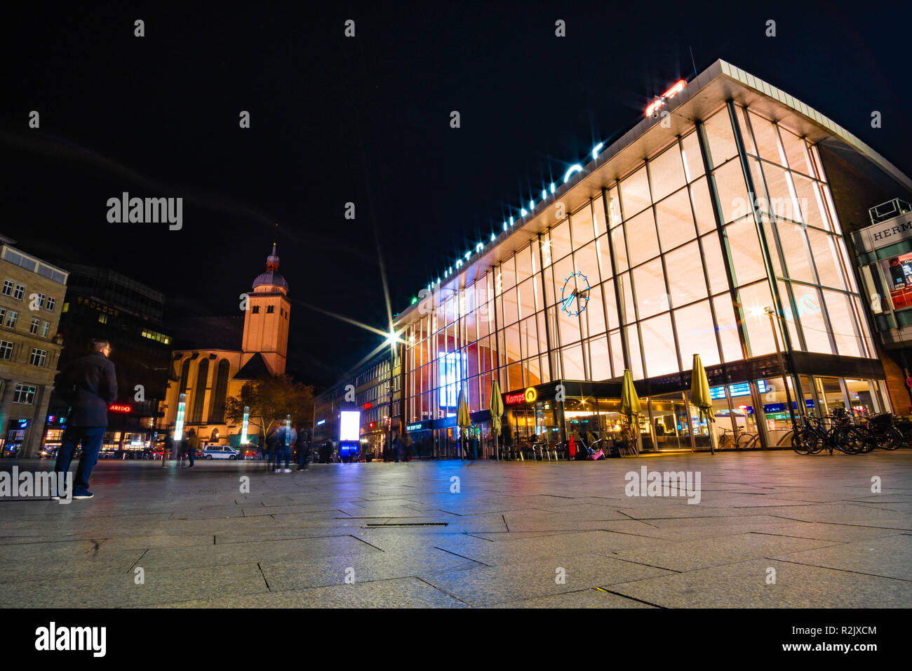 Kölner Hauptbahnhof bei Nacht - Cologne Main Station at Night Stock Photo