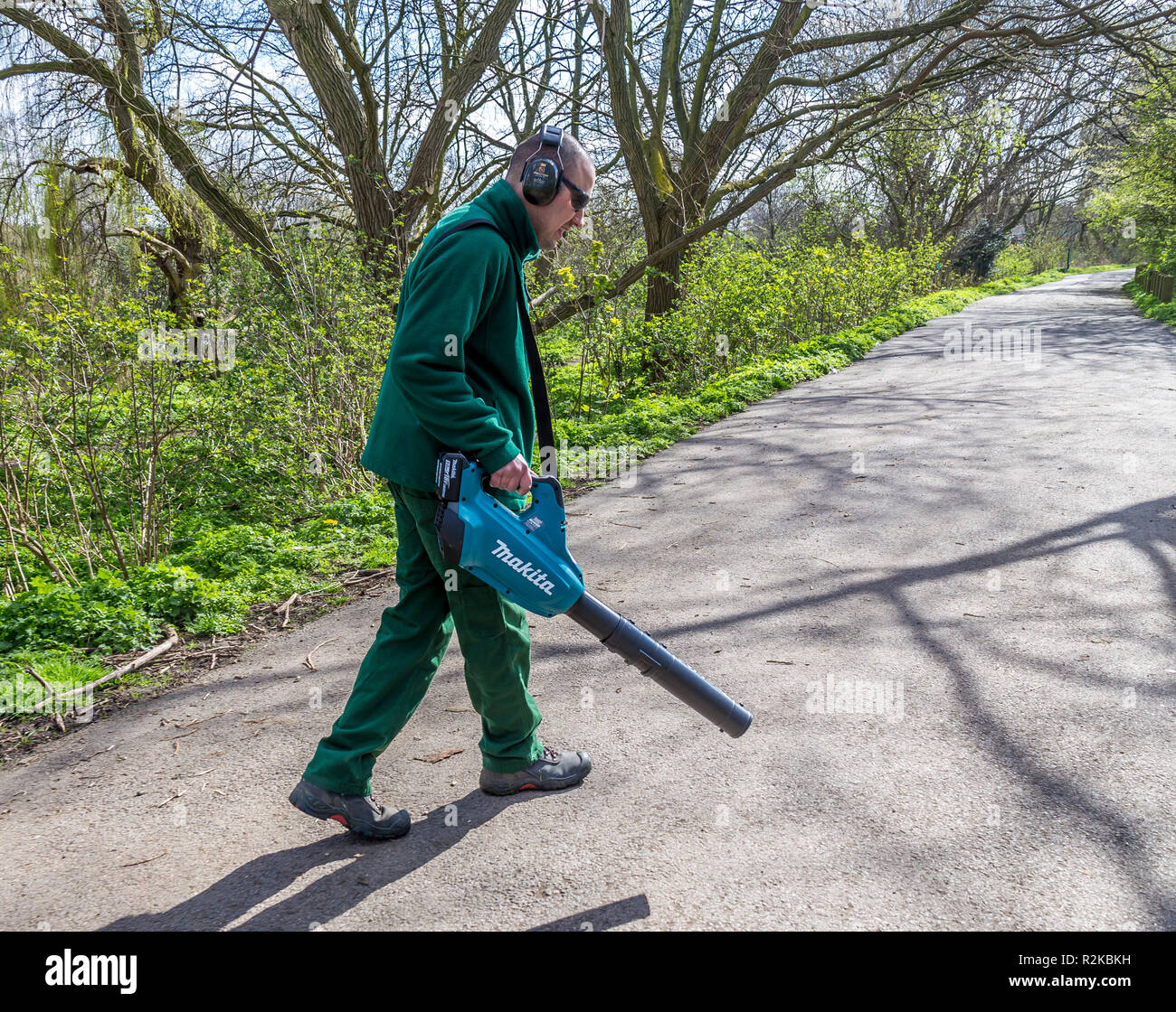 Makita battery powered leaf blower used 