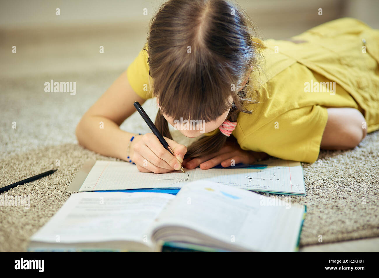 While she was doing homework. Девочка 16 лет делает уроки. Добрая мать стоковые. While she was doing homework. While she was doing homework.