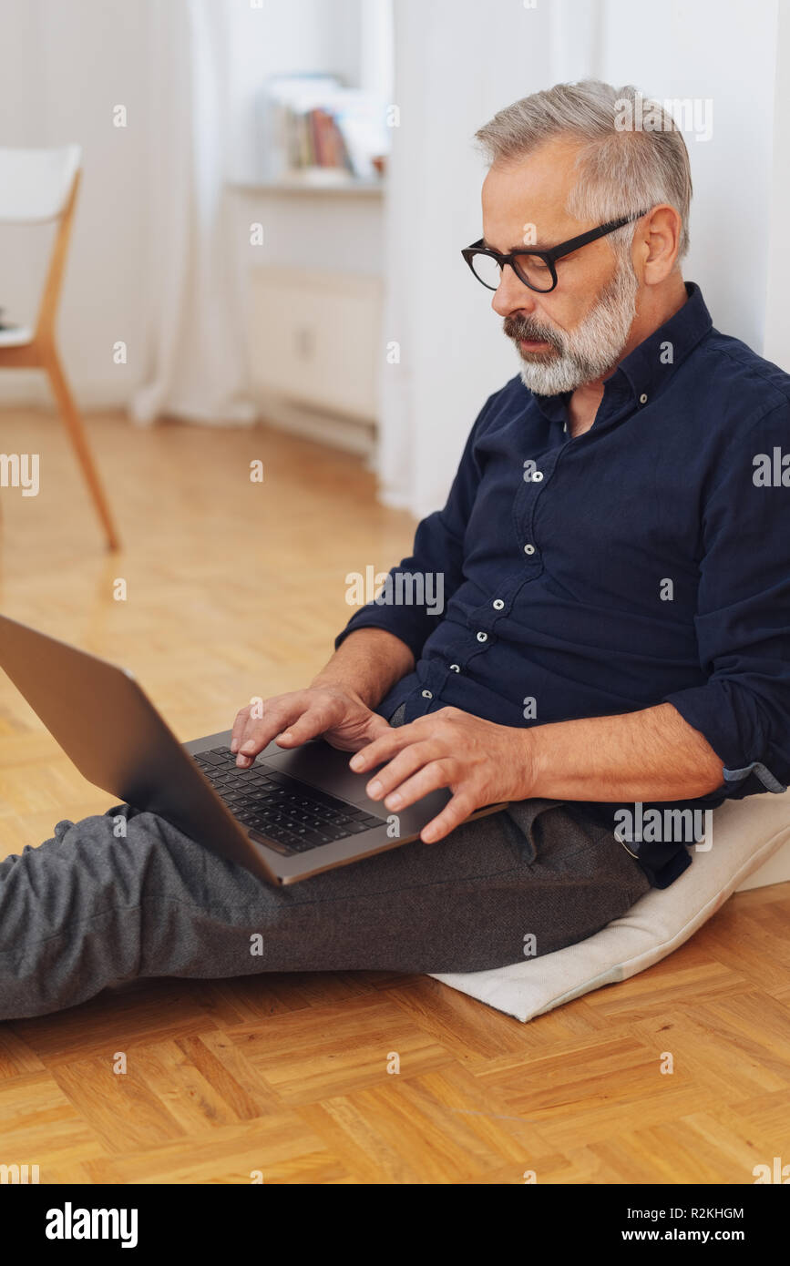 Sitting on a cushion hires stock photography and images Alamy