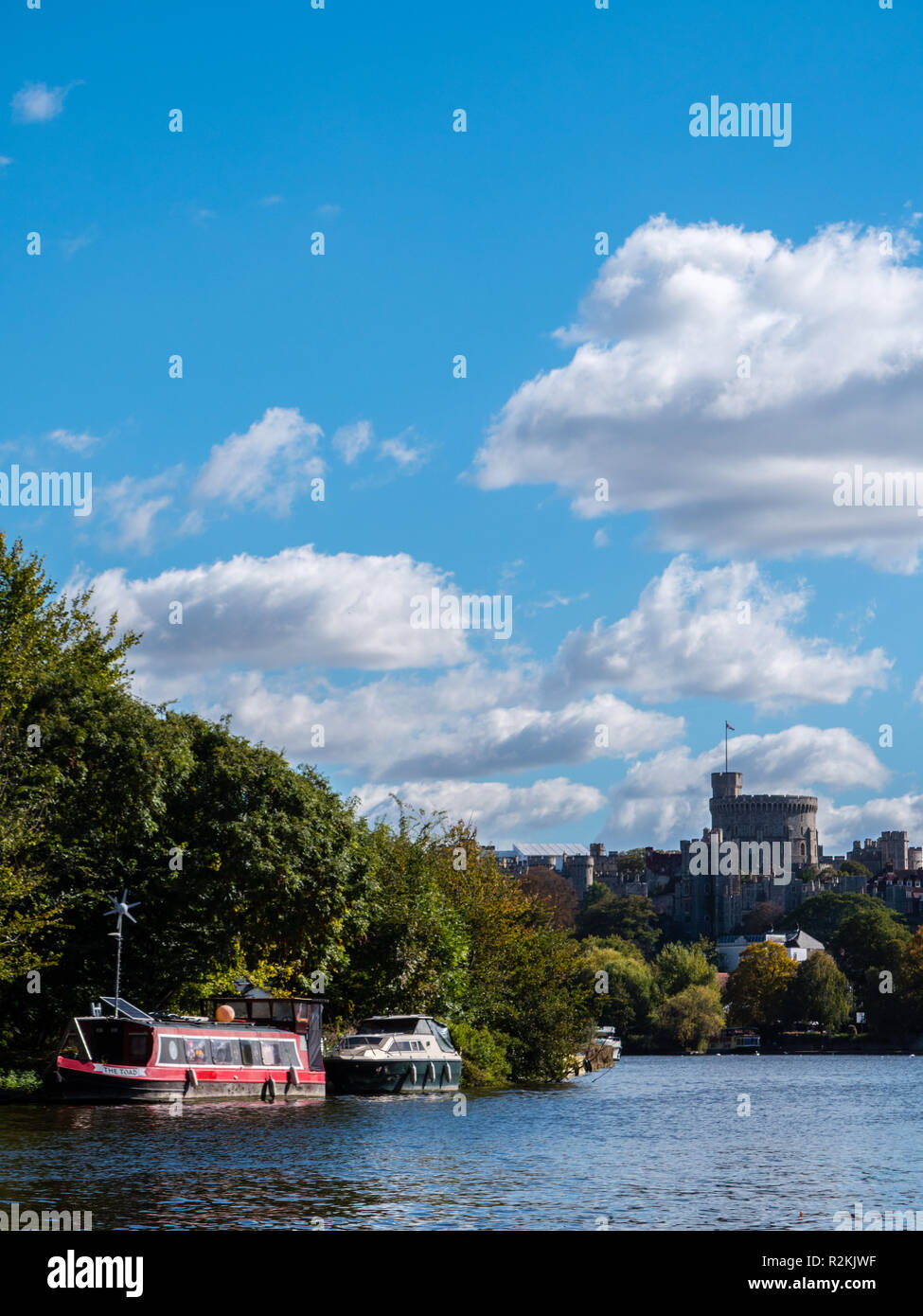 Narrow Boat, View of Windsor Castle Across River Thames with Autumn Trees, Windsor, Berkshire, England, UK, GB. Stock Photo