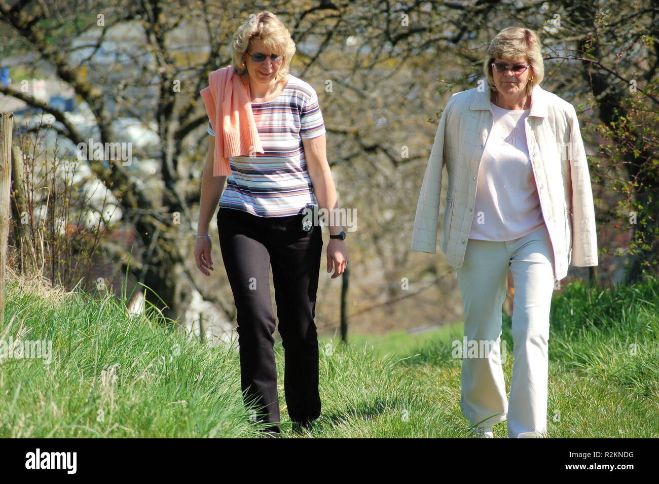 Mutter und tochter reden hi-res stock photography and images - Alamy
