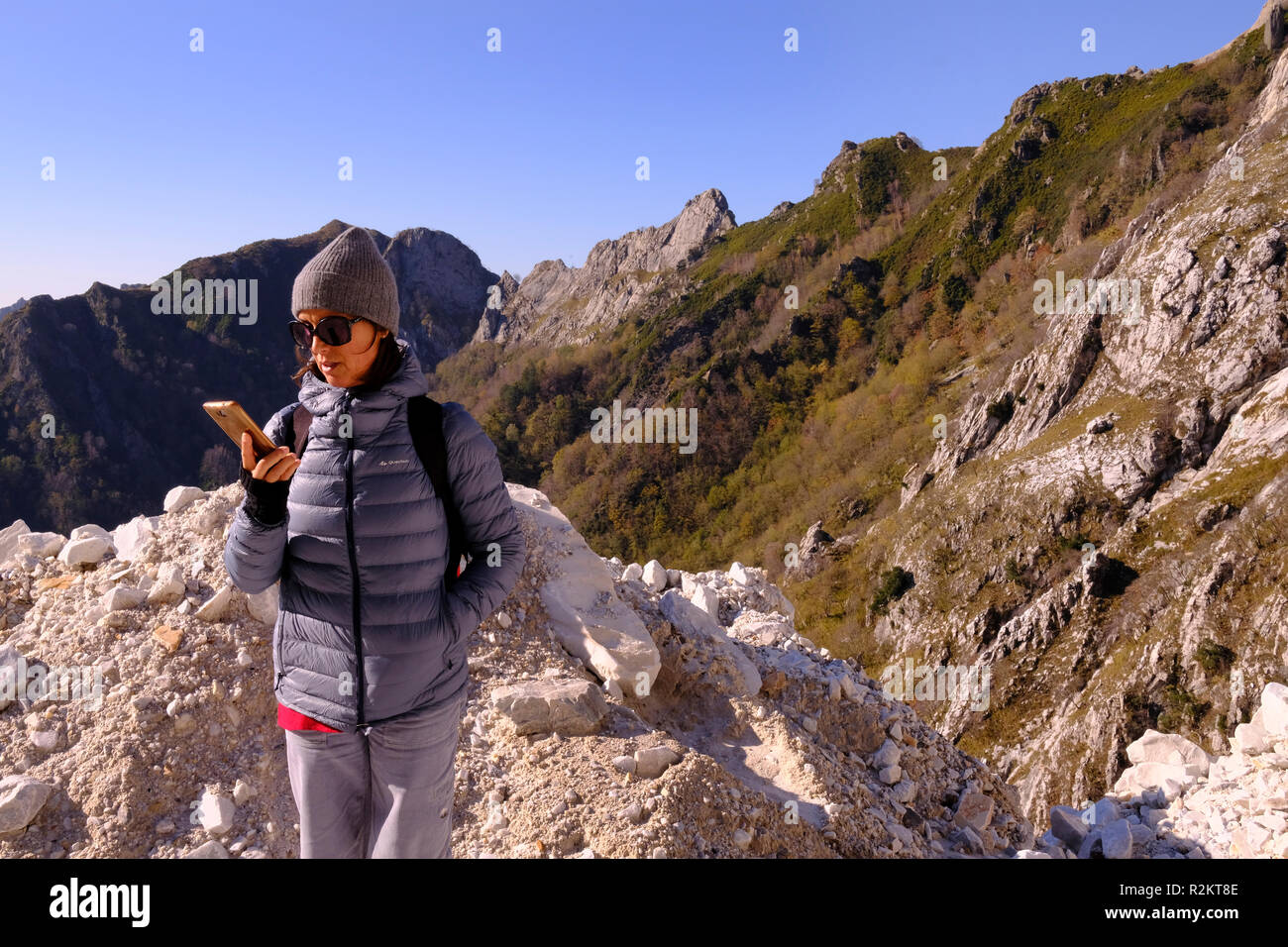 Unplugged: woman exploring nature, hiking on Tuscany mountains, breathtaking panorama (Italy). Stock Photo