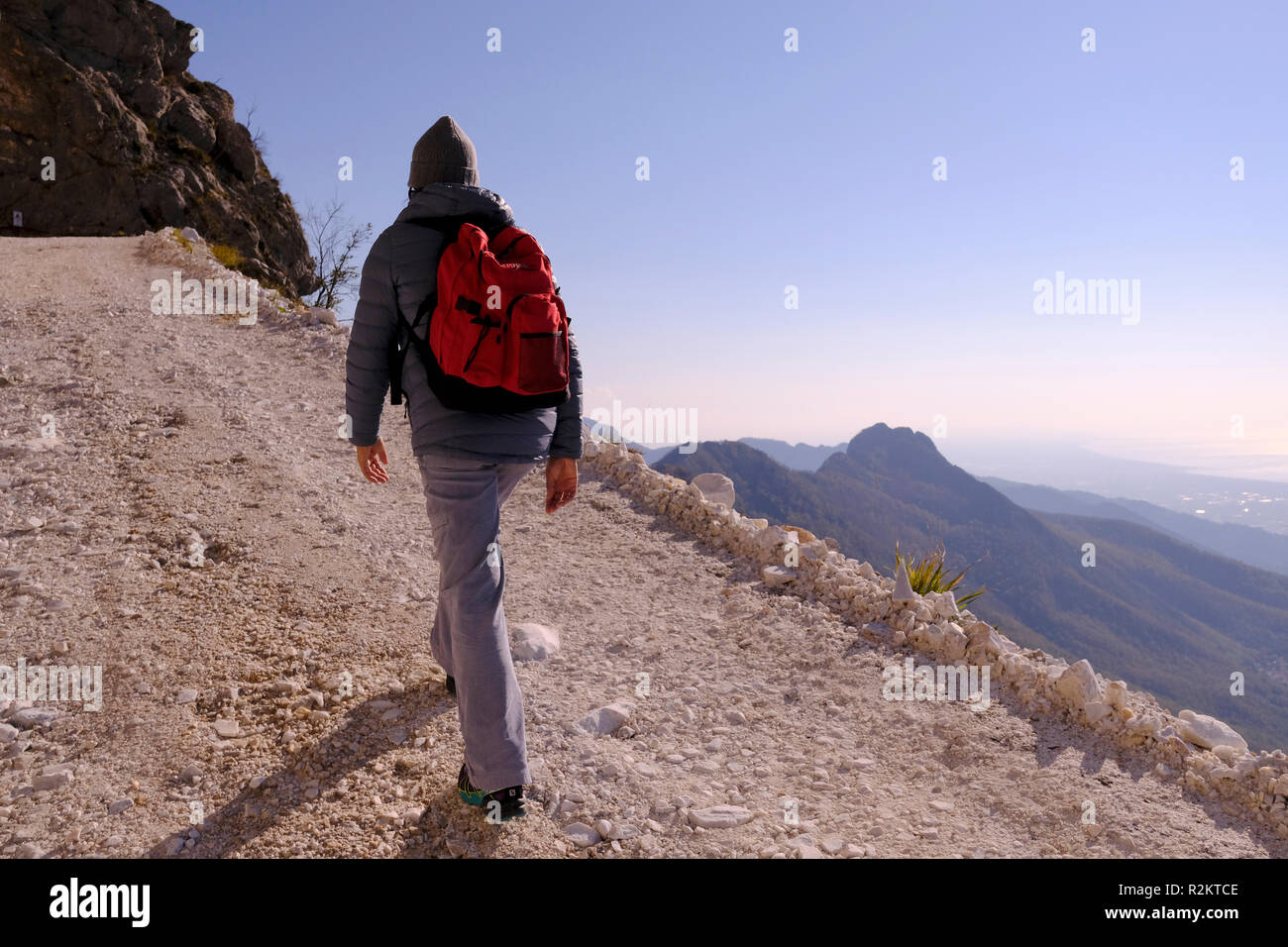 Unplugged: woman exploring nature, hiking on Tuscany mountains, breathtaking panorama (Italy). Stock Photo