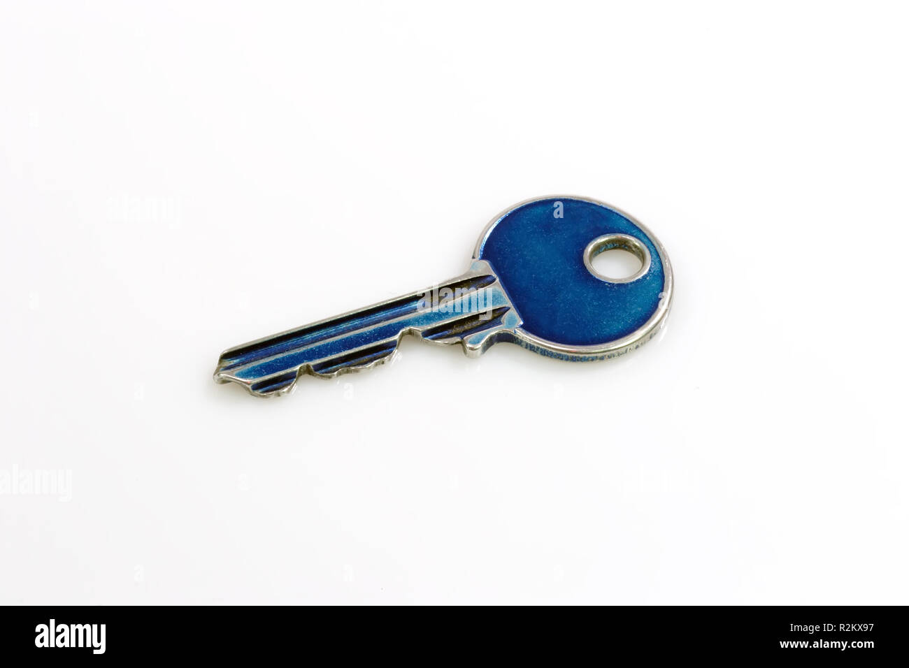 Игра синий ключ. Синие Key. Синий ключ от двери. Белый ключ на синем фоне. Ключ с синей шляпкой.