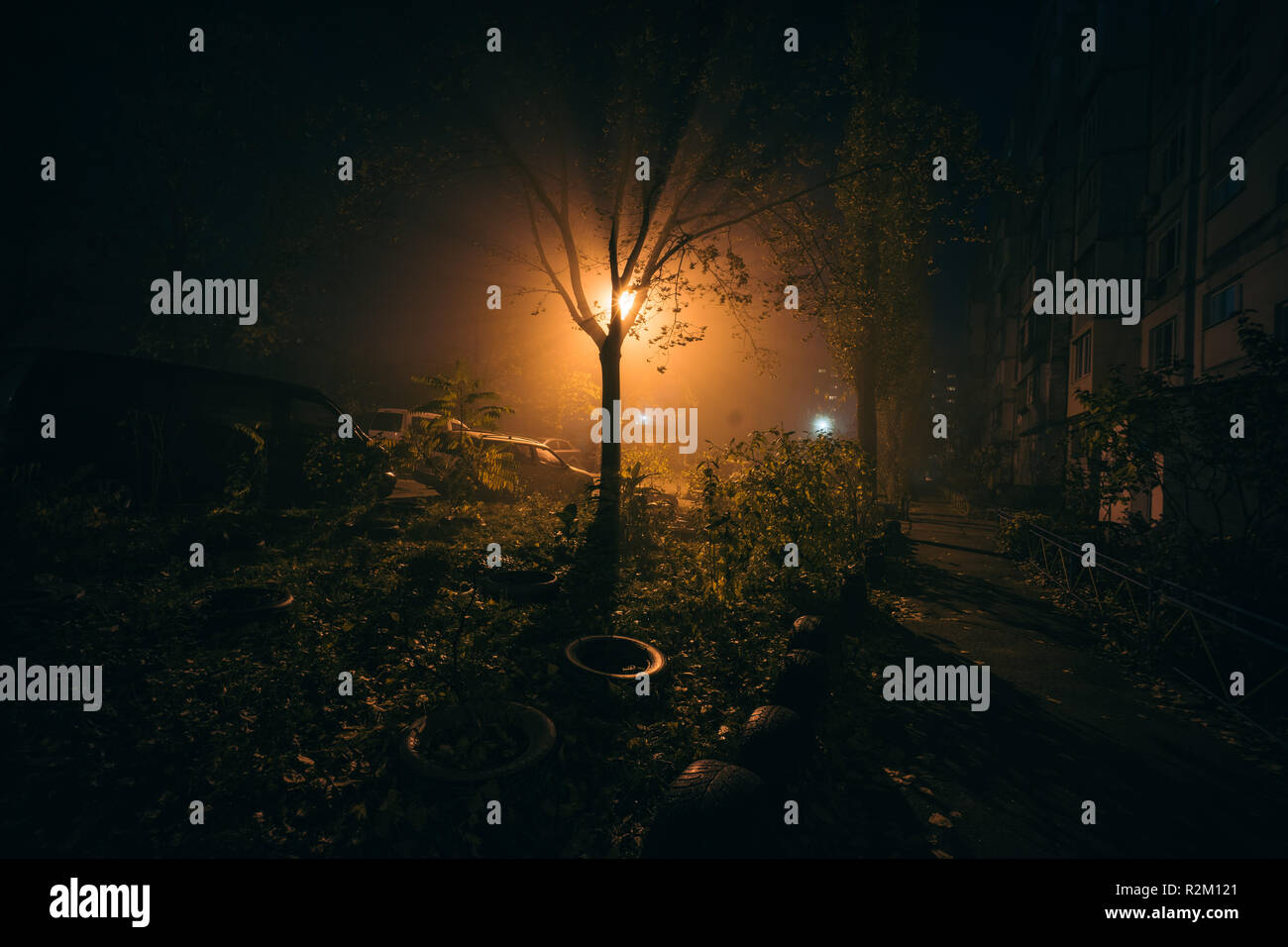 Couple street light dark hi-res stock photography and images - Alamy