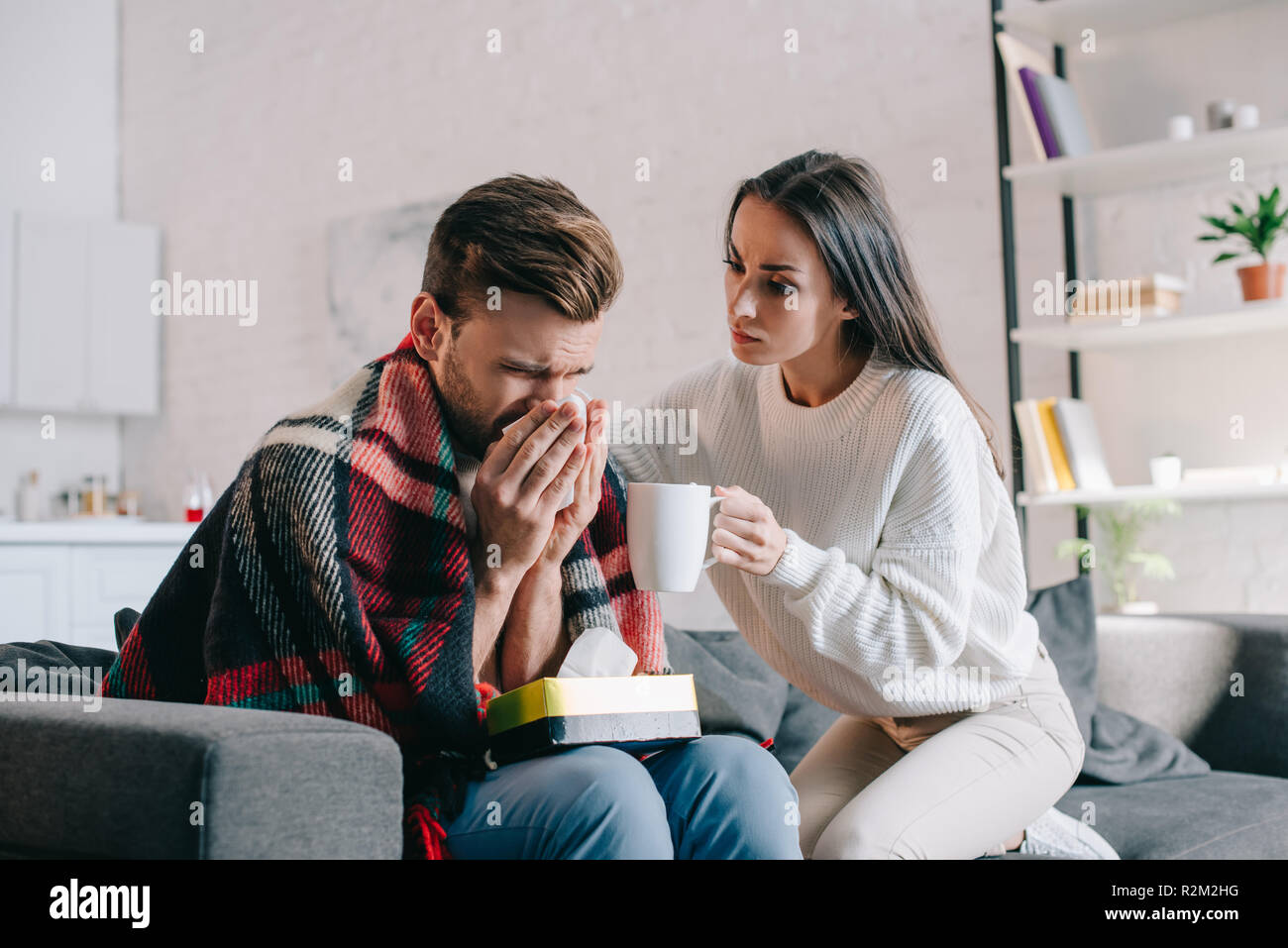 В злом телевизора. Человек перед телевизором. Разговор мужчины и женщины. Взгляд в коммуникации. Девушка с телефоном.