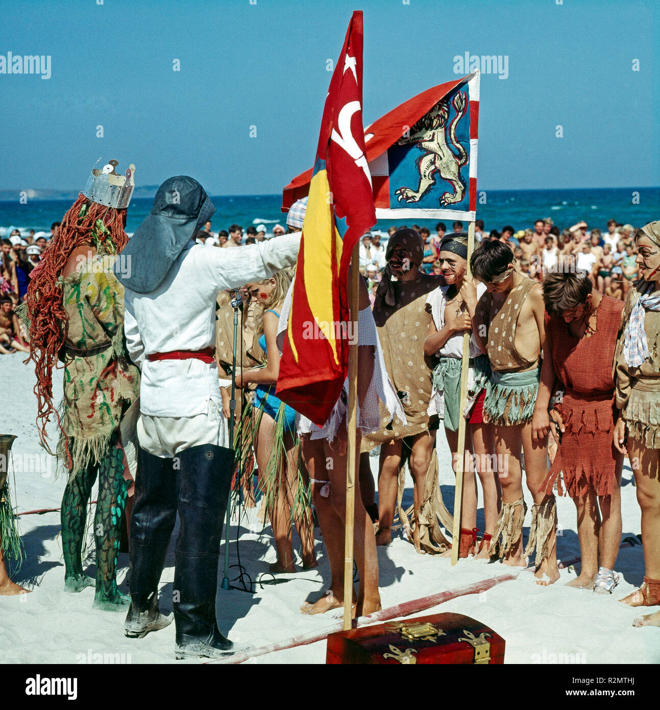 GDR summer, children holiday camp of the IG bismuth in Binz on Rügen, celebrate the Neptune Festival on the Baltic Sea beach Stock Photo
