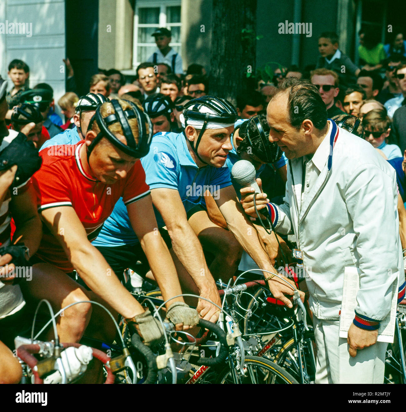 GDR cycling legend Klaus Ampler is interviewed by radio sports reporter Werner Eberhardt at a Saxon stage of the Friedensfahrt Stock Photo
