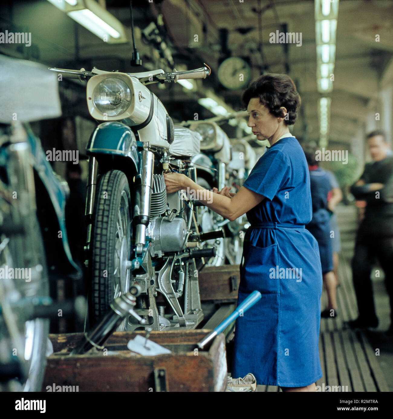 Worker assembling an MZ machine ES 150 in the production hall of VEB Motorbike factory Zschopau Stock Photo