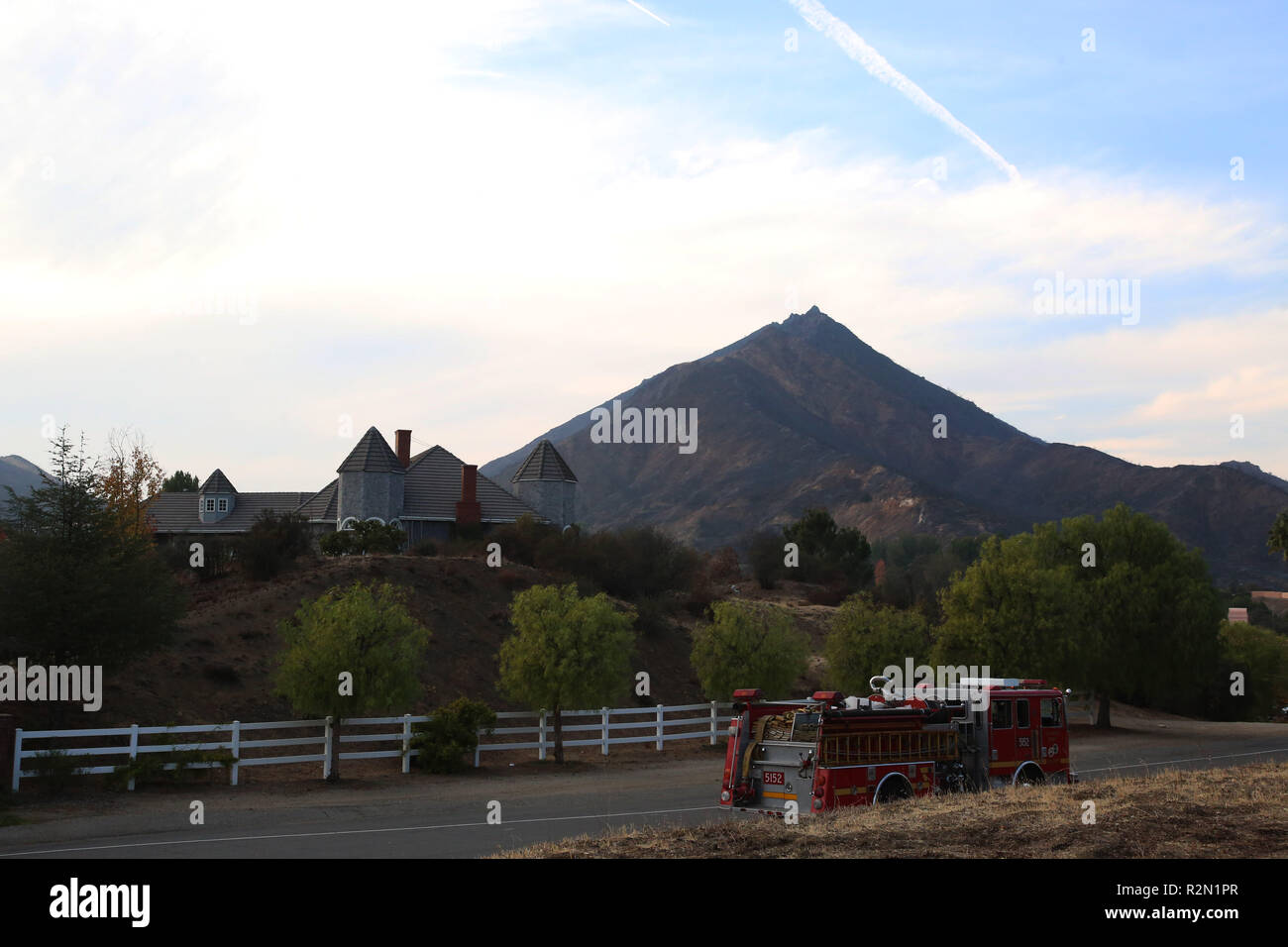 Agoura Hills, California, USA. 17th Nov, 2018. Firefighters were able to save some private properties in Agoura hills, even fire was so close to some Ranchos Credit: Katrina Kochneva/ZUMA Wire/Alamy Live News Stock Photo