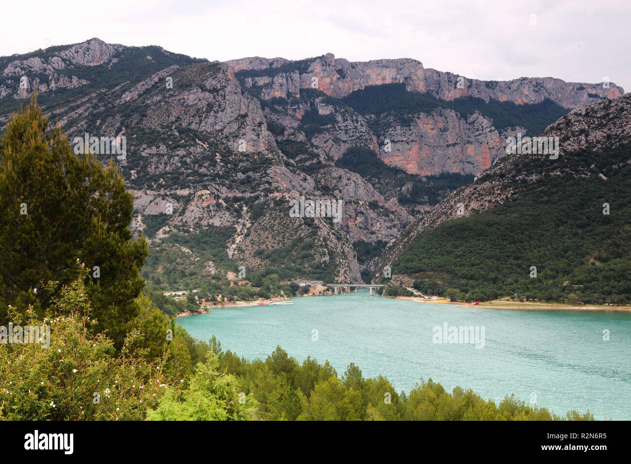 Verdon, Frankreich. 12th July, 2018. View over the lake of Lac de Sainte-Croix at the Verdon Gorge in Southern France. Looking east into the gorge, at the beginning you can see the bridge of Galetas. Location is a rest stop on the D957 in the north of the reservoir. | usage worldwide Credit: dpa/Alamy Live News Stock Photo