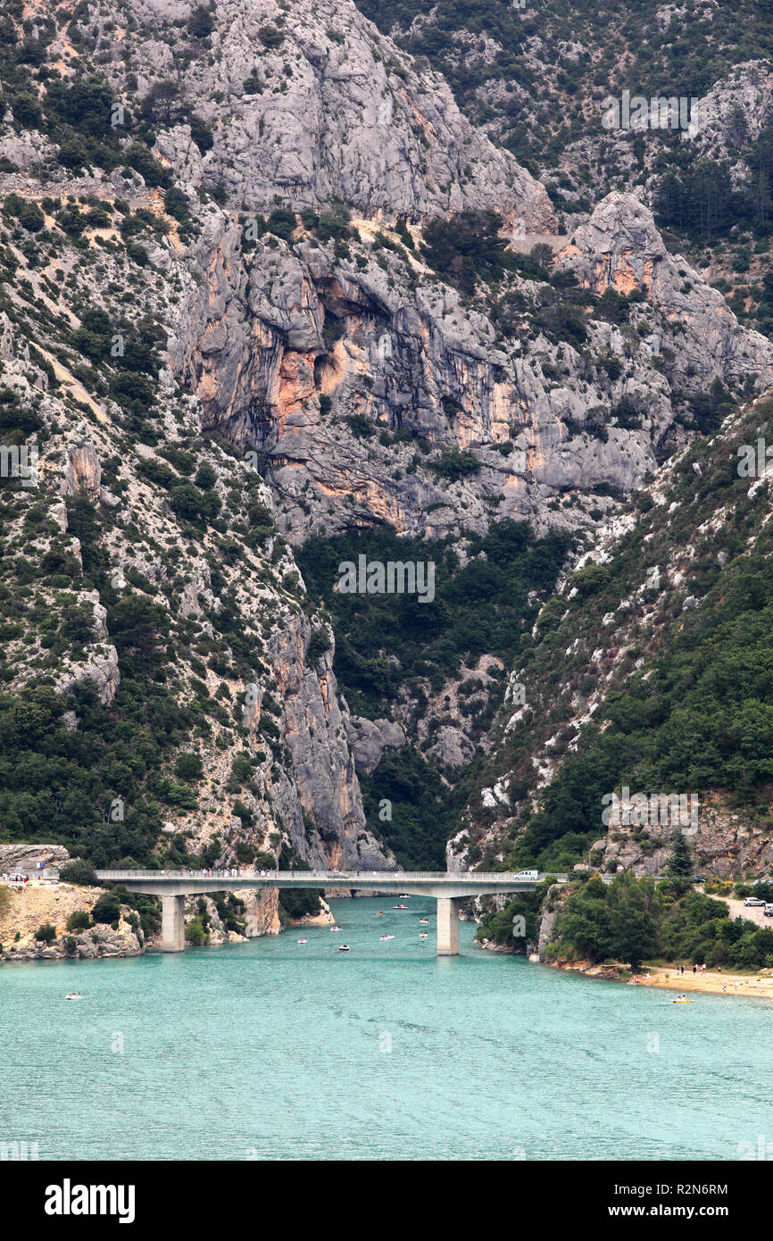 Verdon, Frankreich. 12th July, 2018. View over the reservoir Lac de Sainte-Croix at the Verdon Gorge in the south of France. Looking east into the gorge, at the beginning you can see the bridge of Galetas. Location is a rest stop on the D957 in the north of the reservoir. | usage worldwide Credit: dpa/Alamy Live News Stock Photo