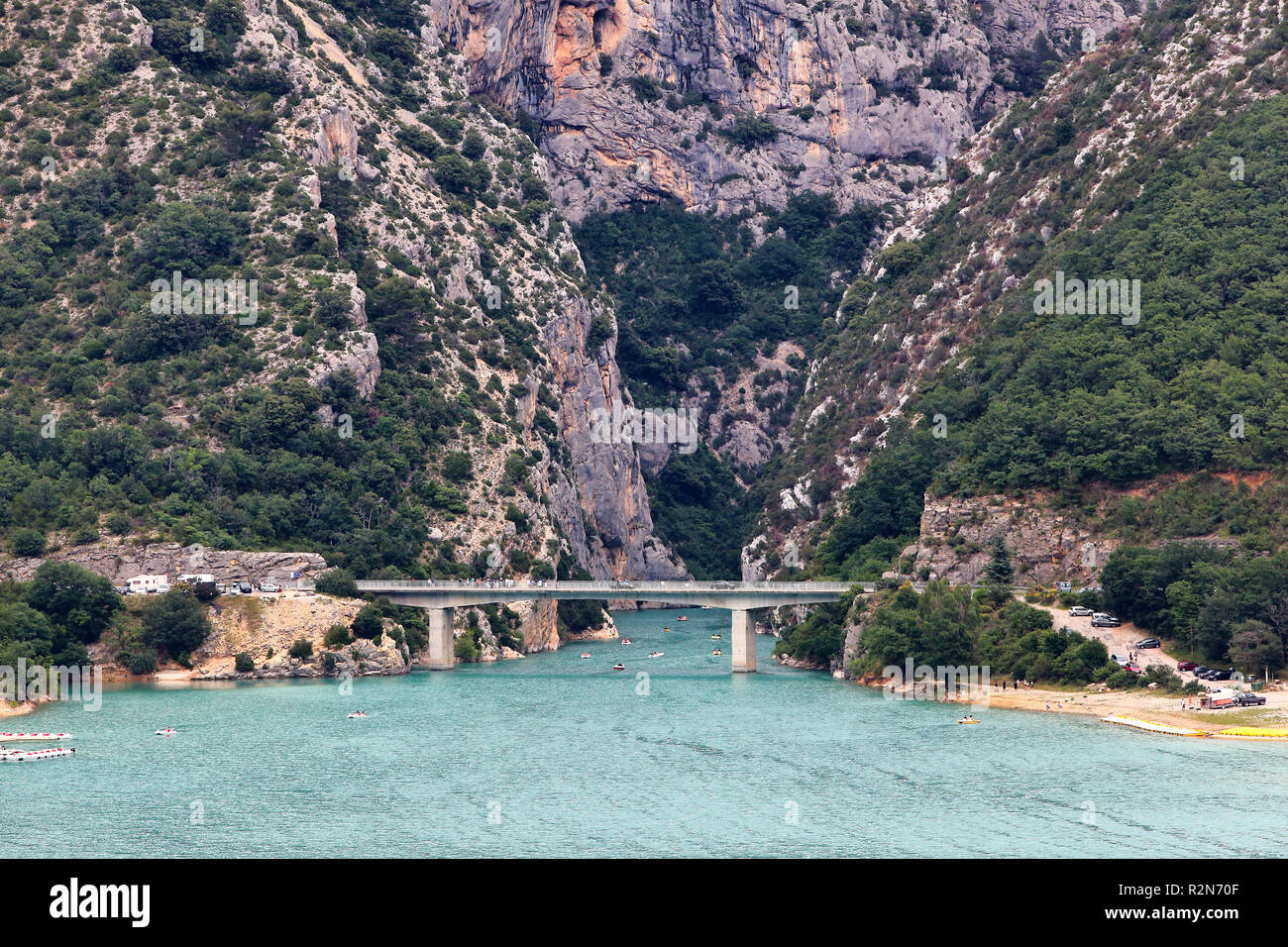 Verdon, Frankreich. 12th July, 2018. View over the reservoir Lac de Sainte-Croix at the Verdon Gorge in the south of France. Looking east into the gorge, at the beginning you can see the bridge of Galetas. Location is a rest stop on the D957 in the north of the reservoir. | usage worldwide Credit: dpa/Alamy Live News Stock Photo