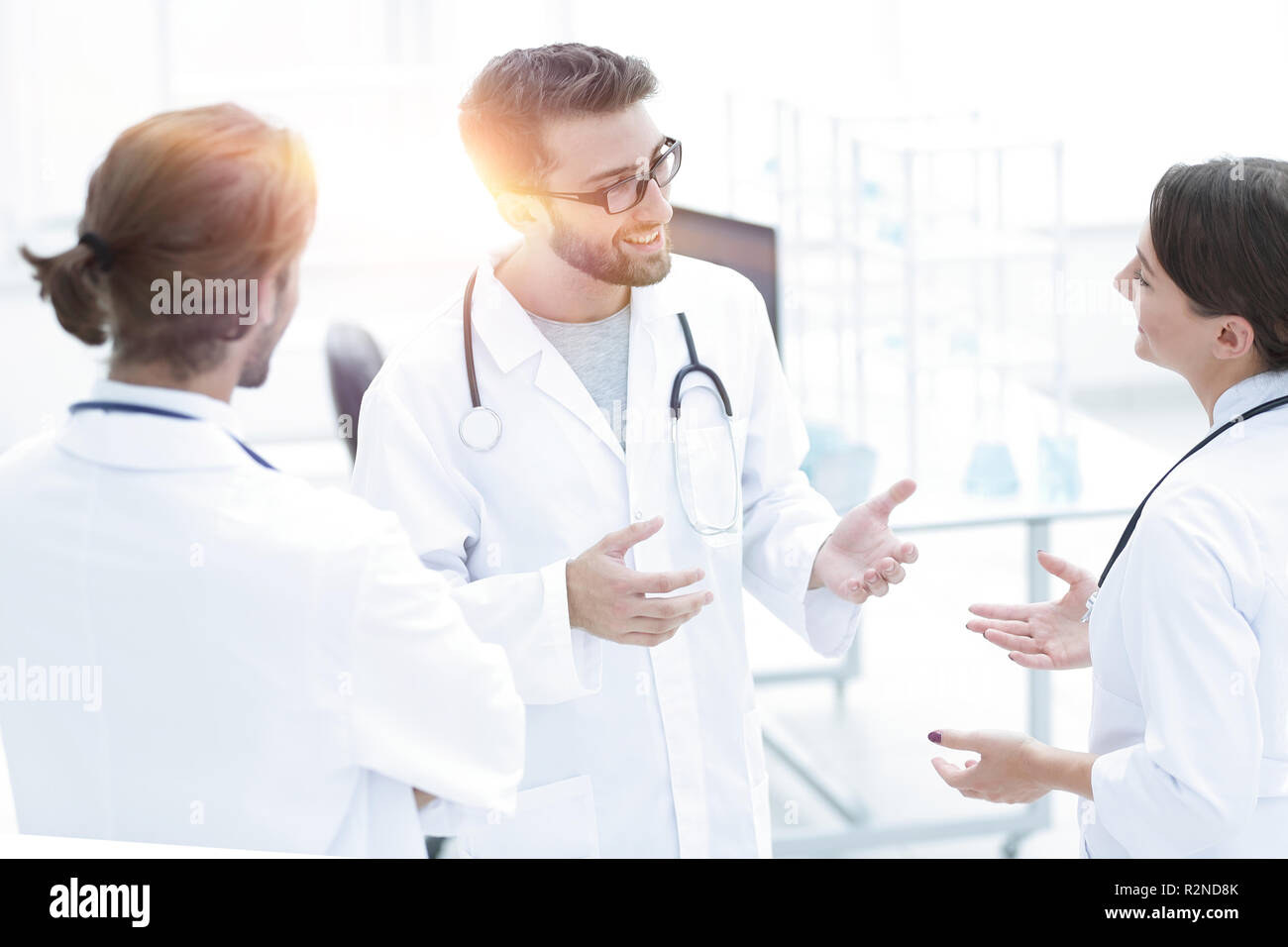 Medical staff discuss in a modern hospital room Stock Photo - Alamy