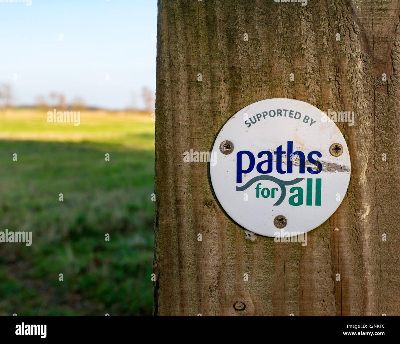 Round Paths For All charity footpath marker on wooden post, East Lothian, Scotland, UK Stock Photo