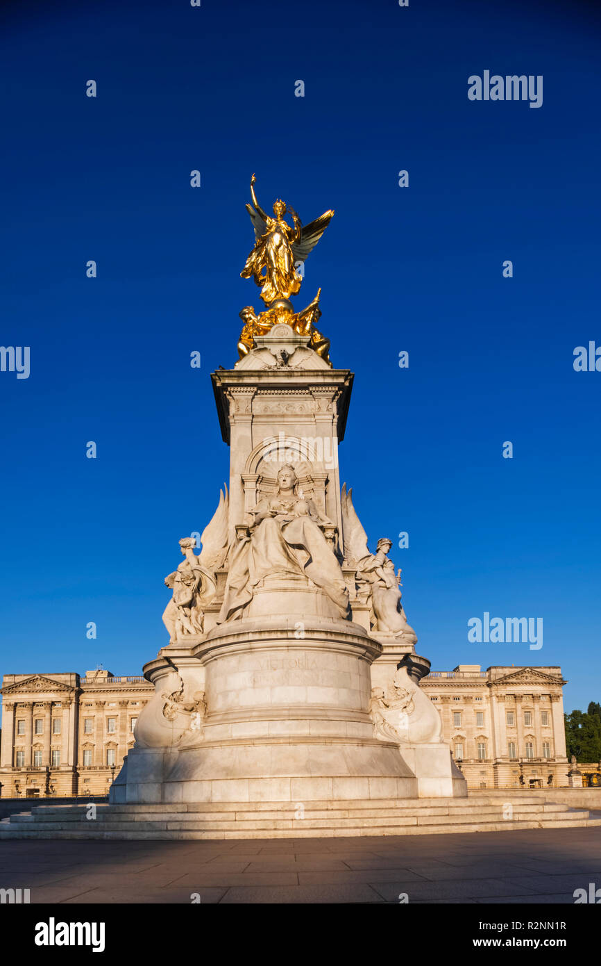 England, London, Buckingham Palace, Queen Victoria Statue Stock Photo