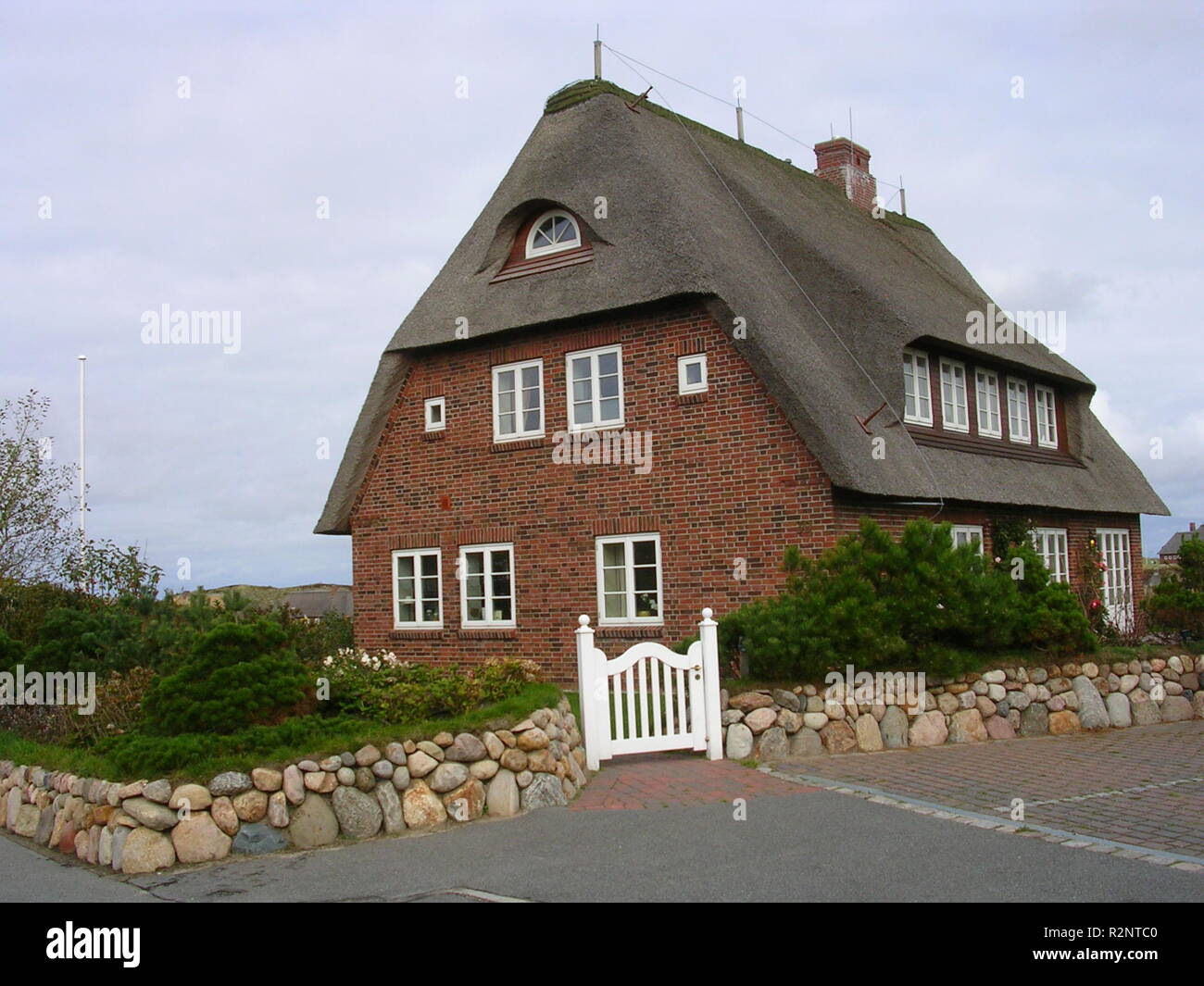 modern reed roof house on sylt Stock Photo - Alamy