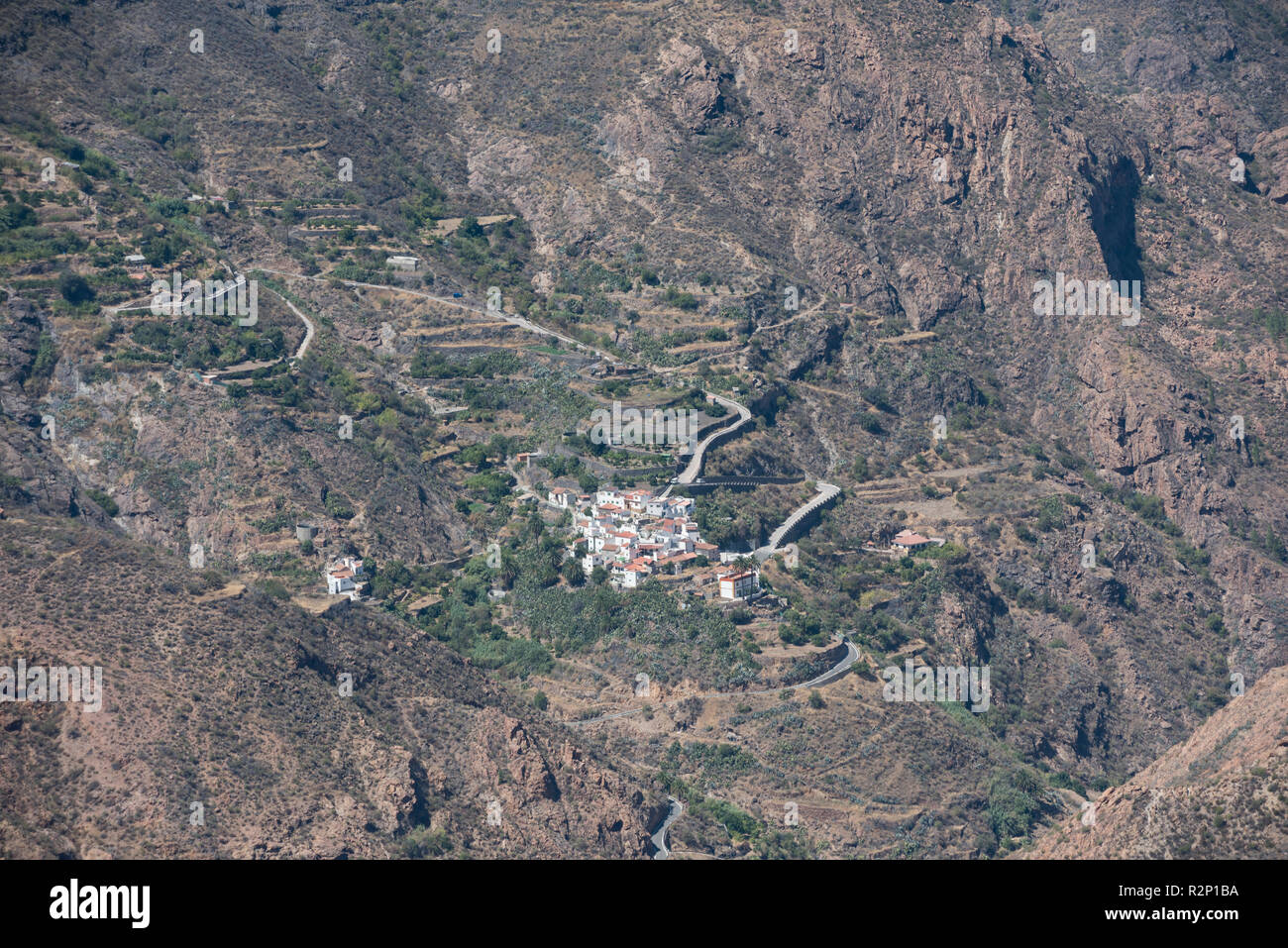 View across the Barranco del Chorrillo (Chorrillo valley) to the remote mountain village of El Chorrillo, Gran Canaria, Spain. Stock Photo