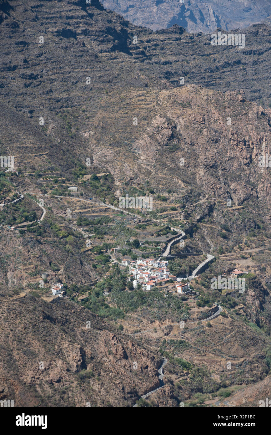 View across the Barranco del Chorrillo (Chorrillo valley) to the remote mountain village of El Chorrillo, Gran Canaria, Spain. Stock Photo