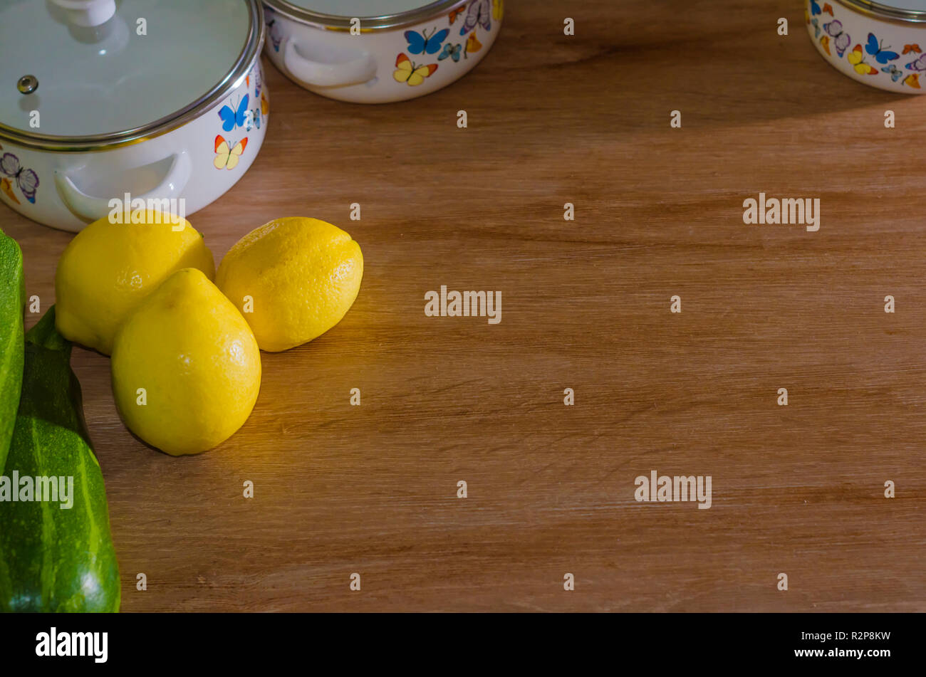 ollas y cacerolas con limones y vegetales en una cocina Stock Photo