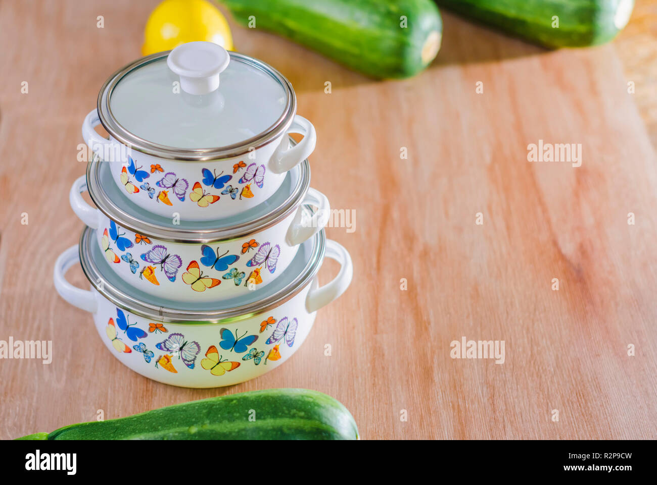 ollas y cacerolas con limones y vegetales en una cocina Stock Photo