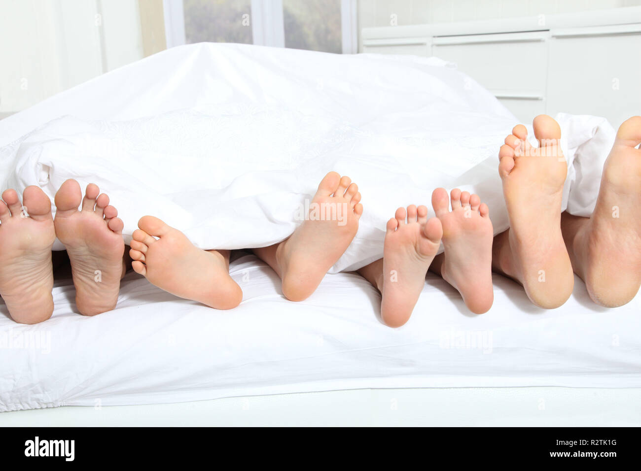 Family feet. Босые ноги семьи. Feet Family Bed. Фото семьи ноги. Фото стопы всей семьи.