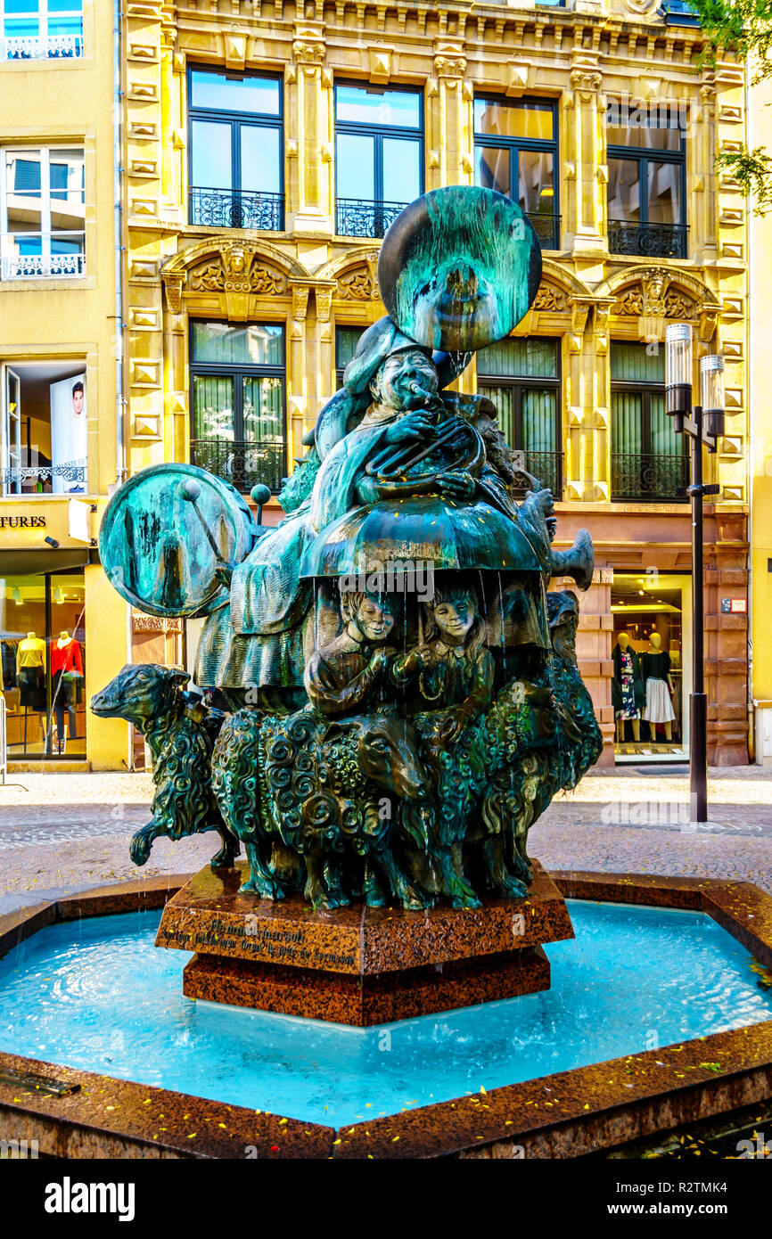 Sculpture umbrella hi-res stock photography and images - Page 3 - Alamy