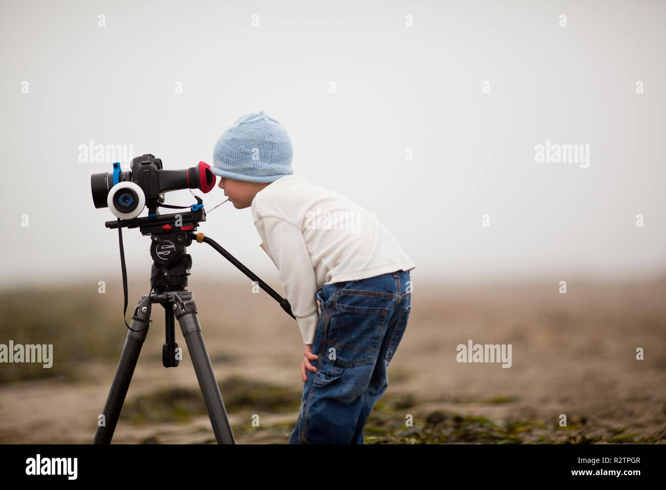 Three tripods on a beach hi-res stock photography and images - Alamy
