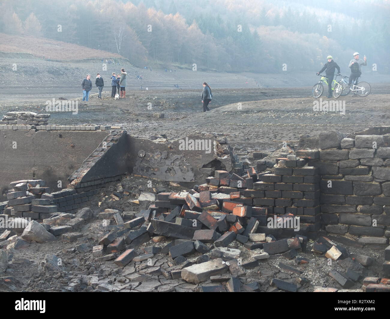 Crowds visit the exposed ruins of the demolished Derwent Hall normally on bed of Ladybower Reservoir, exposed by low water following 2018 heatwave Stock Photo