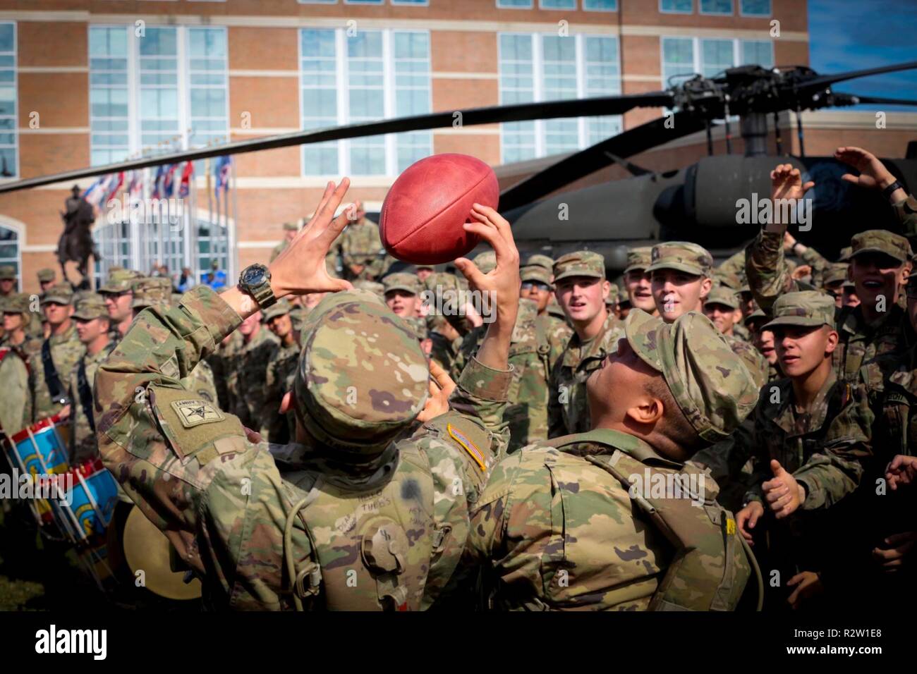 FORT BENNING, Ga. (Nov. 11, 2018) Soldiers catch a football thrown to
