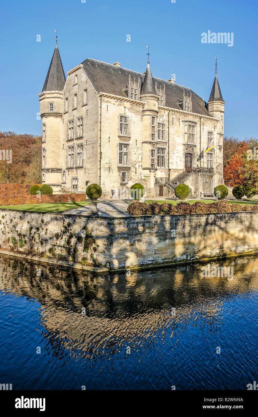 pix Valkenburg Castle Hotel https www alamy com valkenburg the netherlands november 18 2018 12th century schaloen castle reflecting in the surrounding moat on a sunny day in autumn image225529958 html