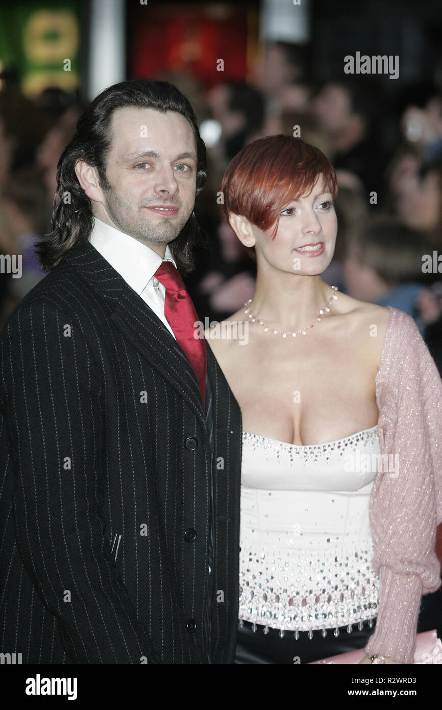 MICHAEL SHEEN & GUEST BAFTAS ODEON LEICESTER SQUARE LONDON ENGLAND 12 February 2005 Stock Photo