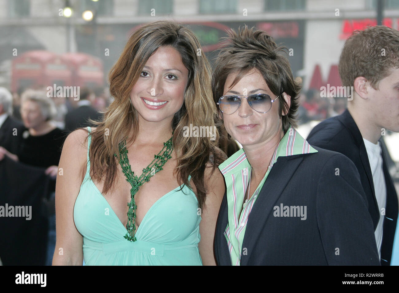 REBECCA LOOS & EMMA BASDEN THE HITCHHIKER'S GUIDE TO THE GALAXY PREMIERE EMPIRE CINEMA LEICESTER SQUARE LONDON 20 April 2005 Stock Photo