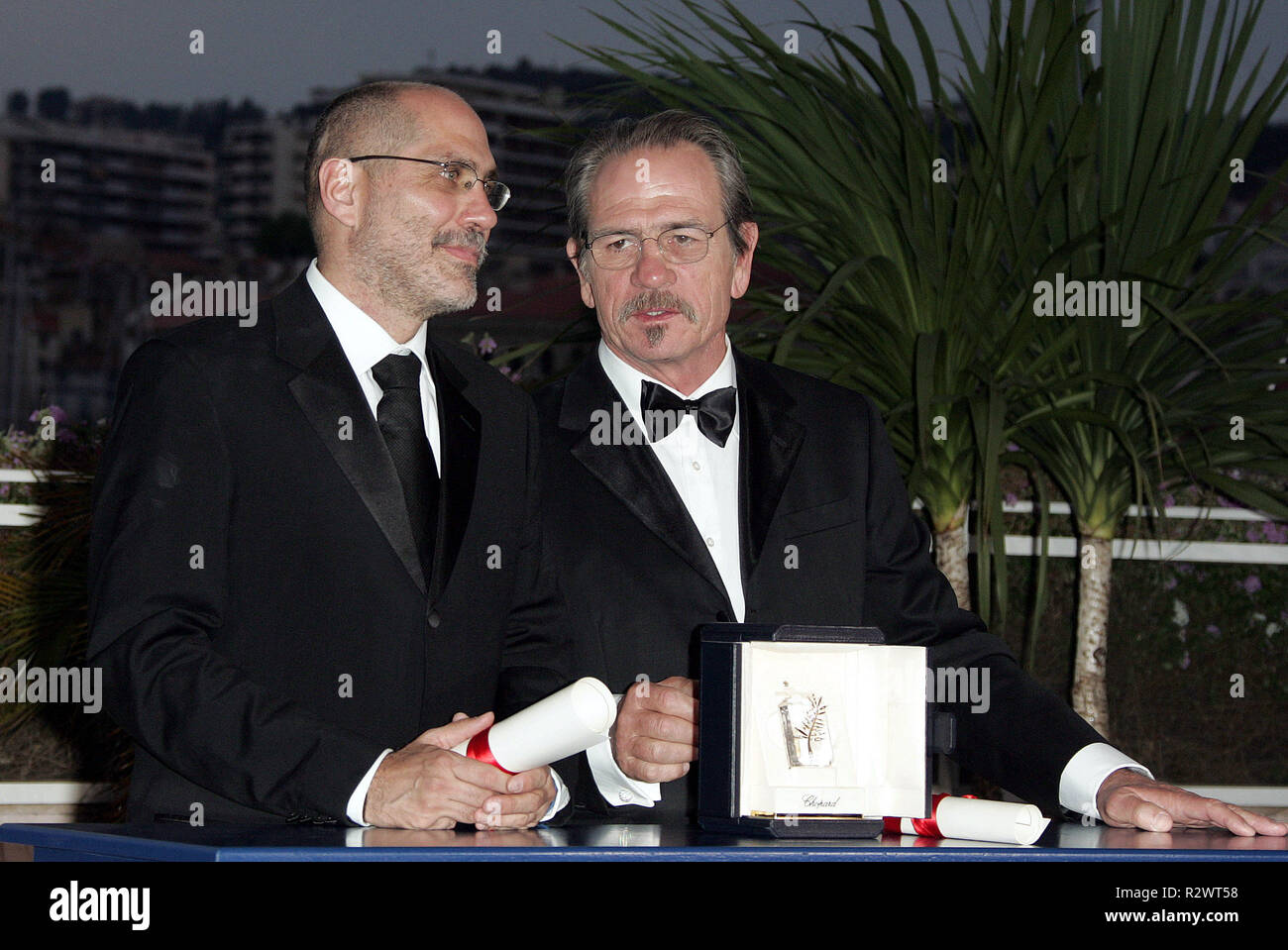 GUILLERMO ARRIAGA & TOMMY LEE JONES CLOSING CEREMONY PHOTOCALL 2005 CANNES FILM FESTIVAL CANNES FRANCE 21 May 2005 Stock Photo