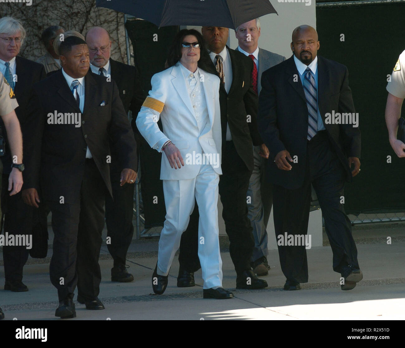 MICHAEL JACKSON & DEFENSE TEAM MICHAEL JACKSON IN COURT SANTA MARIA CA