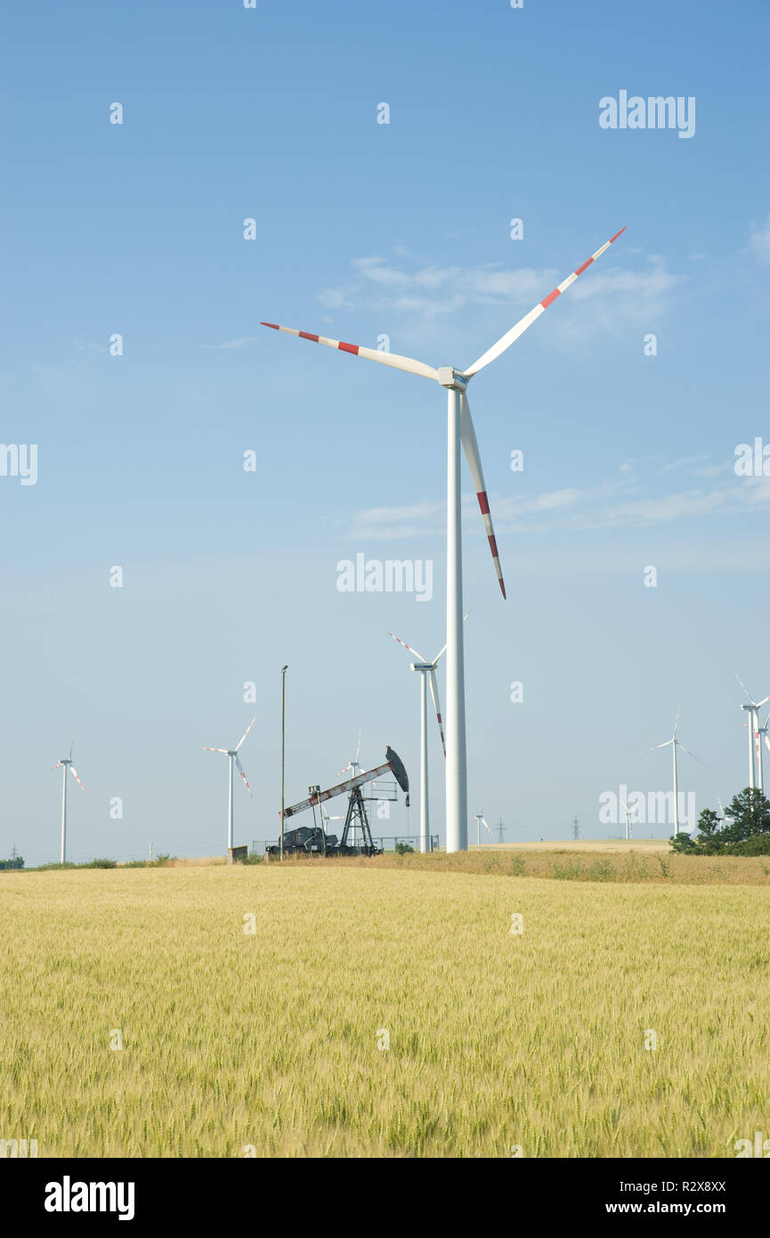 Niederösterreich, Windpark und Ölförderung bei Zistersdorf Stock Photo