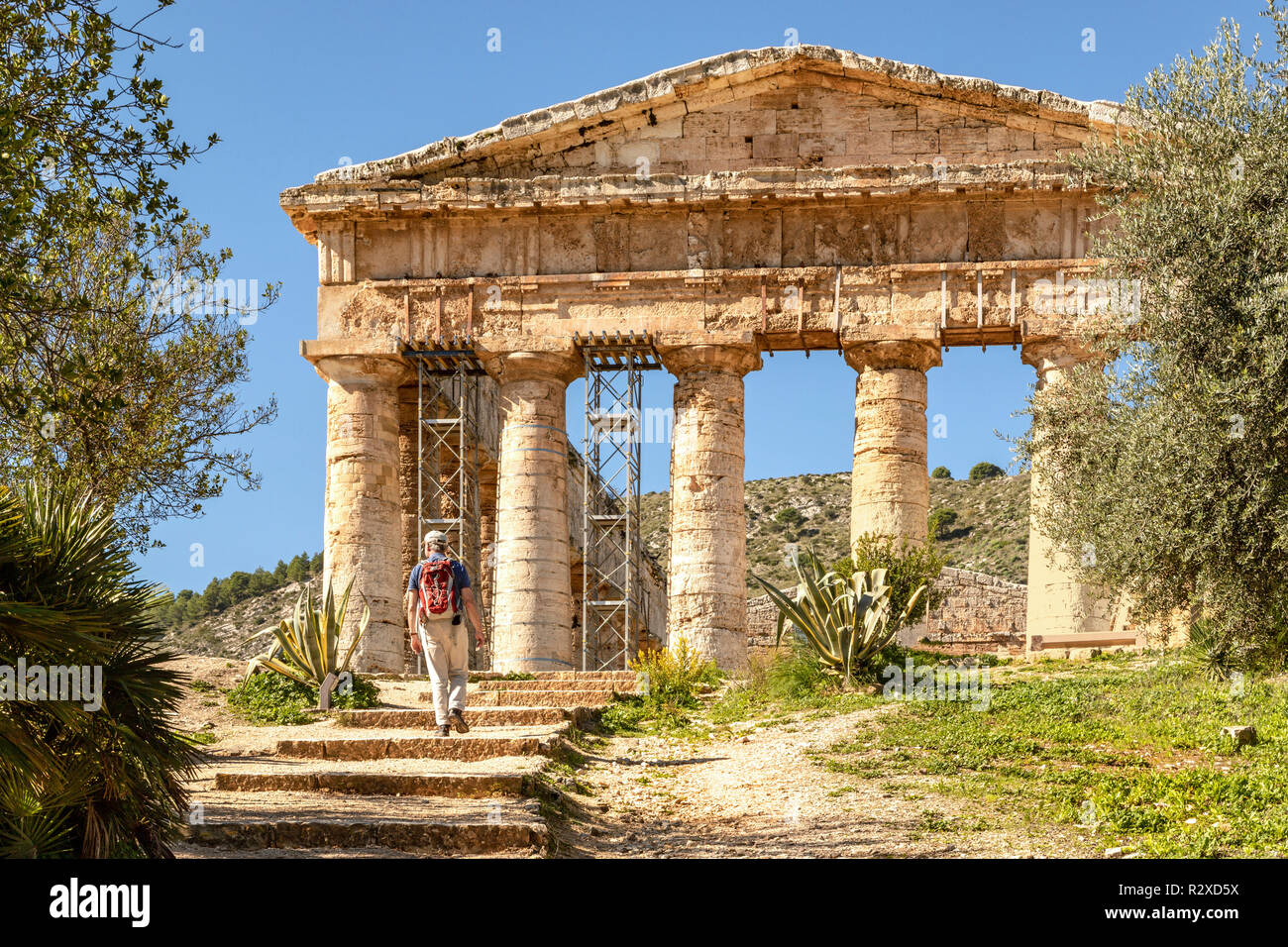 Sightseeing Tourist At The Doric Temple Of Segesta Sicily Italy Stock Photo Alamy