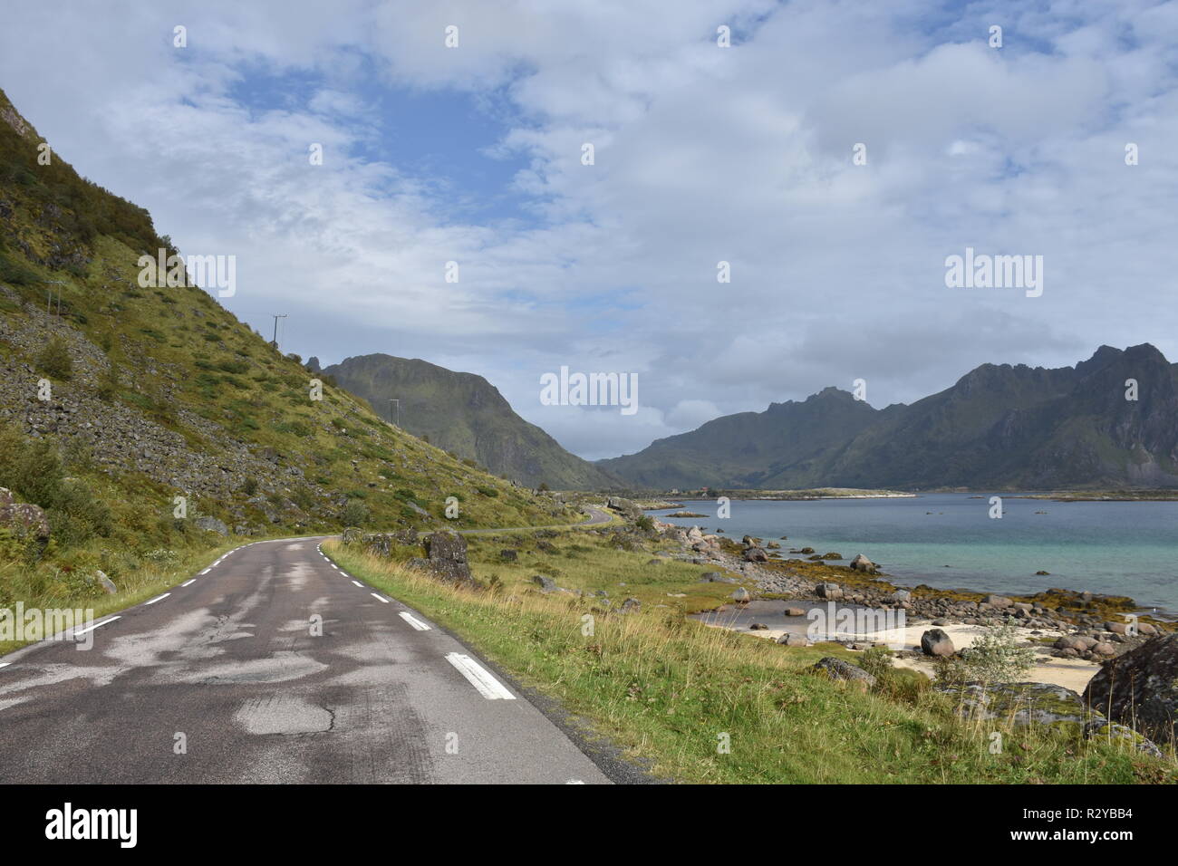 Norwegen, Lofoten, Straße, Landstraße, Norwegisches Meer, Atlantik, Atlantikküste, Leknes, Sundklakkstraumen, Hov, Hovsund, Fuglvika, Kvalnes, Stock Photo