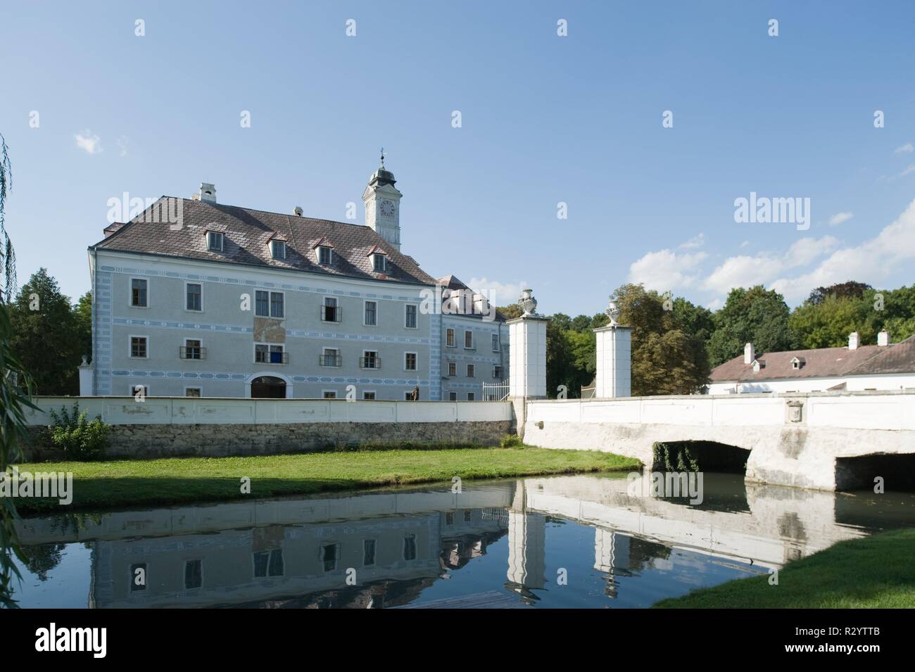 Das Schloss Ebergassing steht als ehemalige Wasserburg im Osten der Gemeinde Ebergassing im Bezirk Bruck an der Leitha in Niederösterreich. Das Schlos Stock Photo