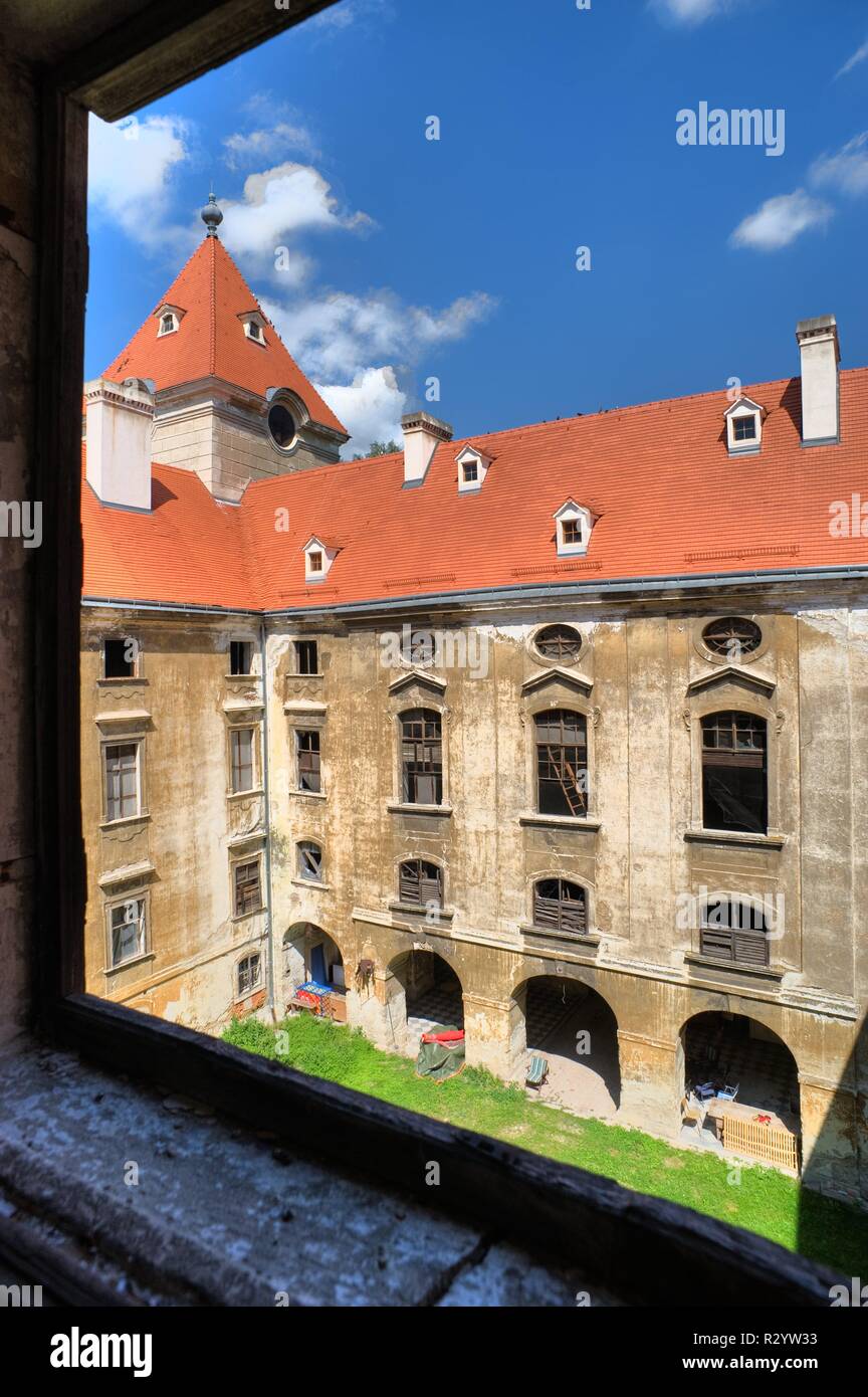 Schloss Ebenfurth ist ein in der niederösterreichischen Stadtgemeinde Ebenfurth gelegenes ehemaliges Wasserschloss. Seit 2000 bemühte sich aber die Ps Stock Photo